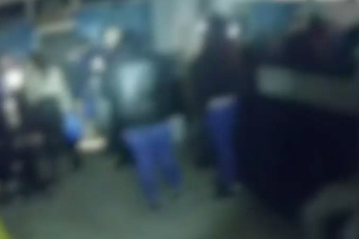 Moment Metropolitan Police bust illegal party at barbers shop in south London