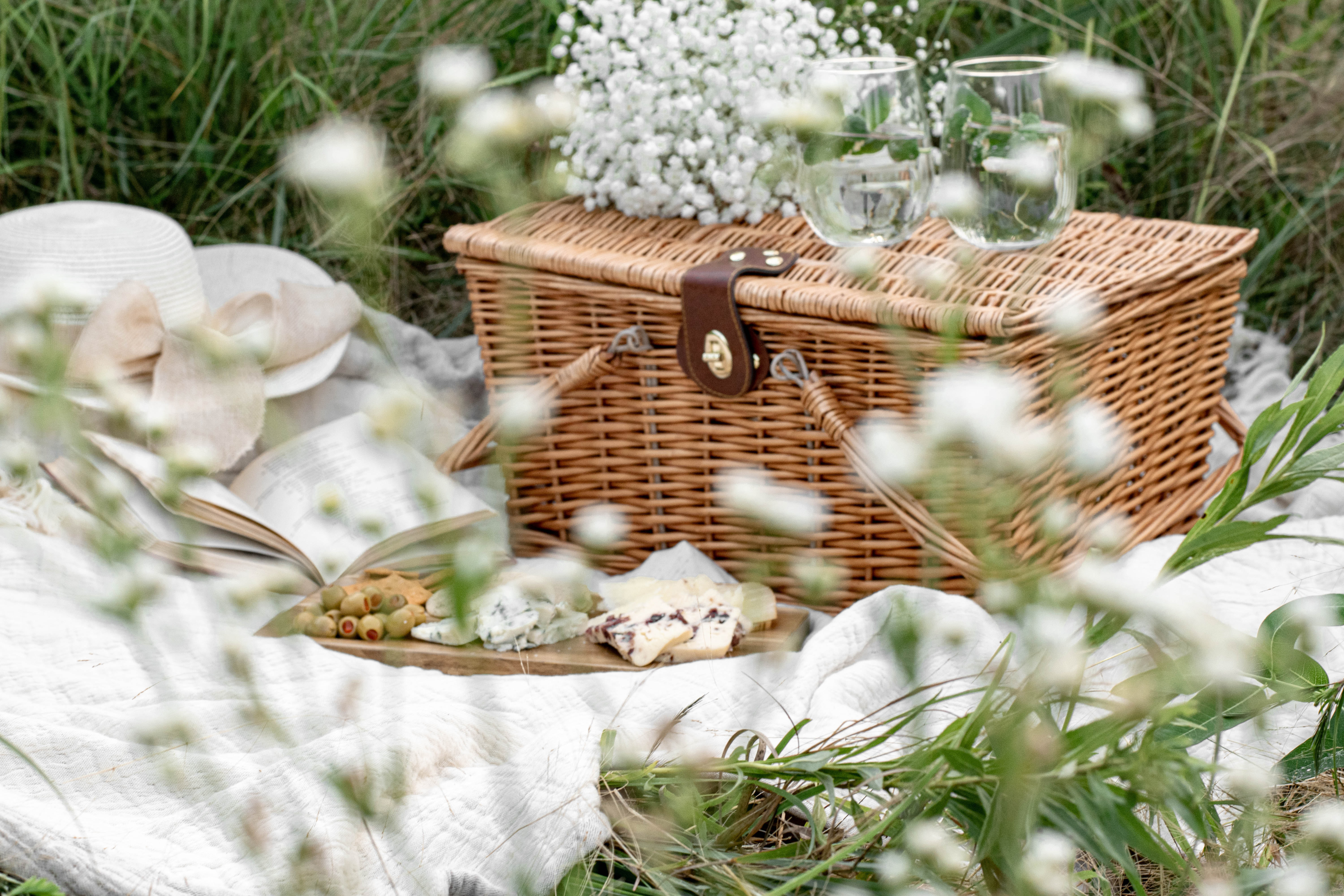 Best picnic hampers and baskets: plates and cutlery sets for your spring reunion