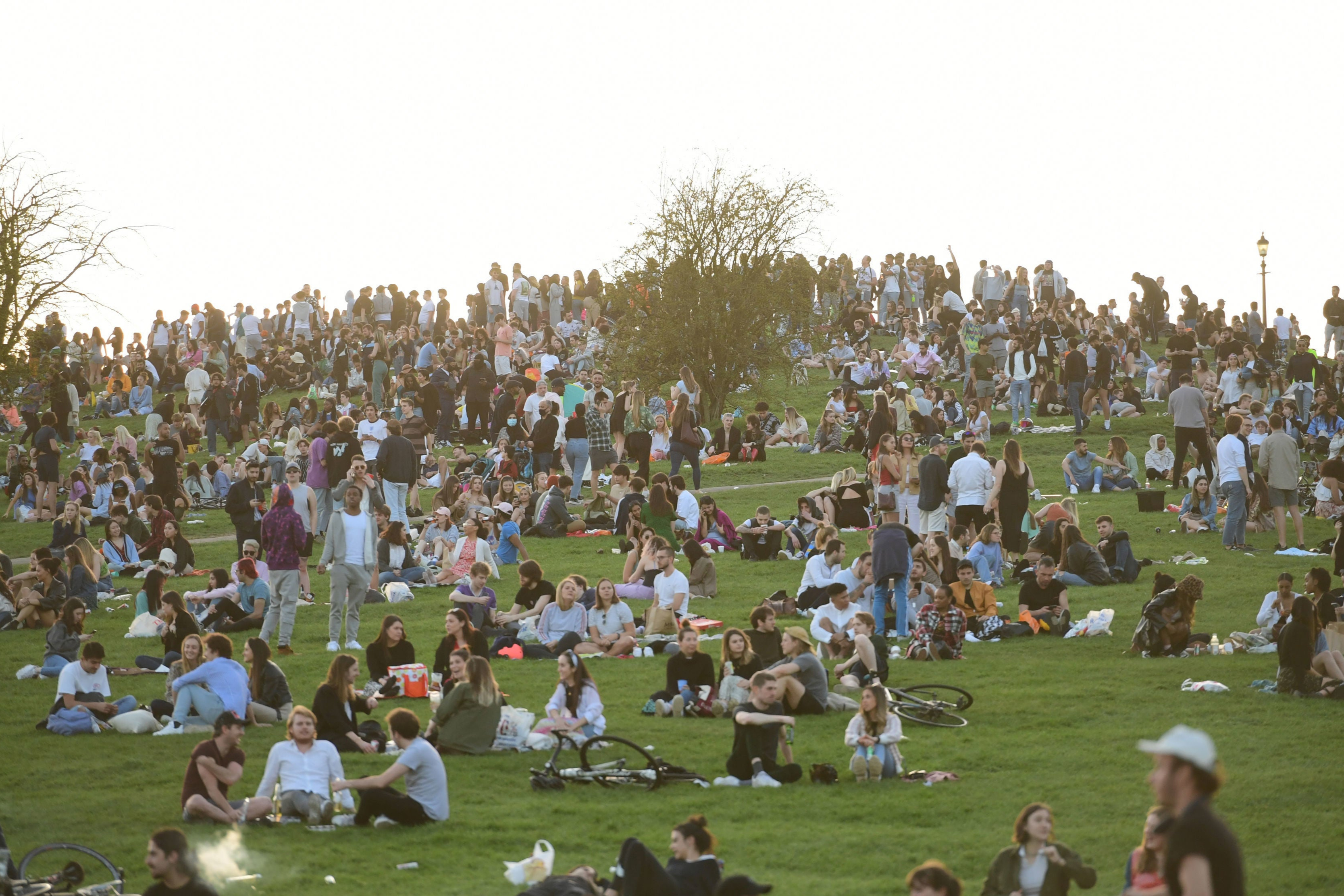UK weather: Police could fine Covid rulebreakers, ministers warns as UK braces for hottest March day on record 