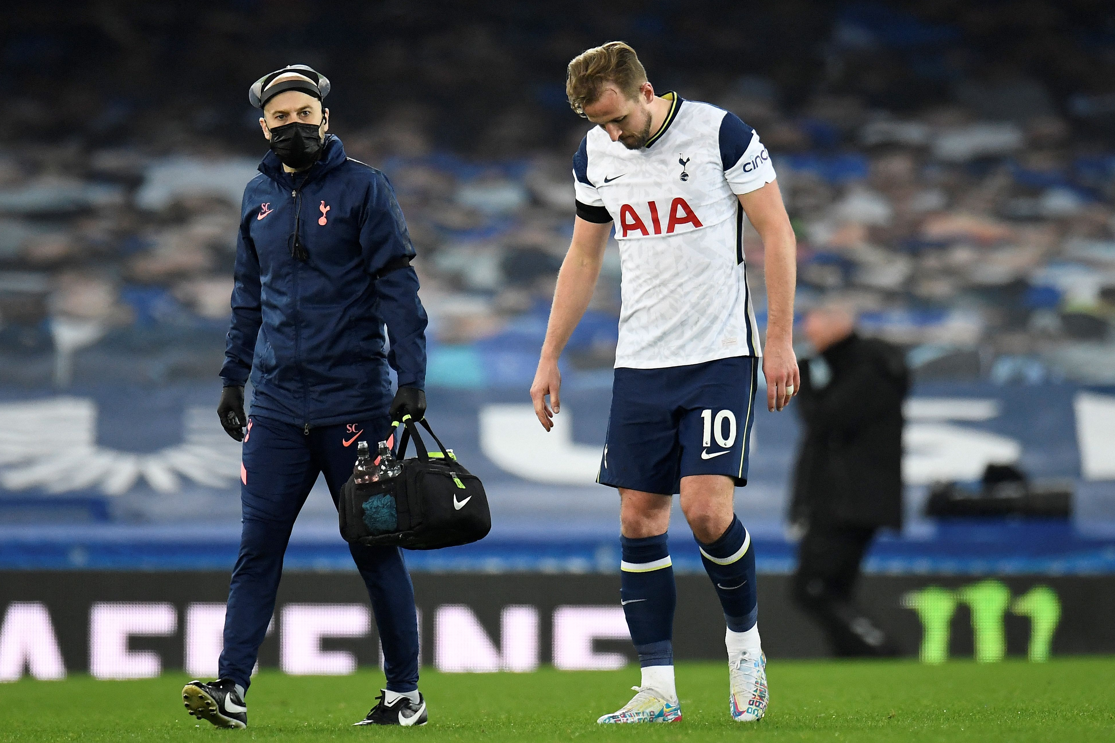 Harry Kane injury: Tottenham star limps off vs Everton ahead of Carabao Cup Final