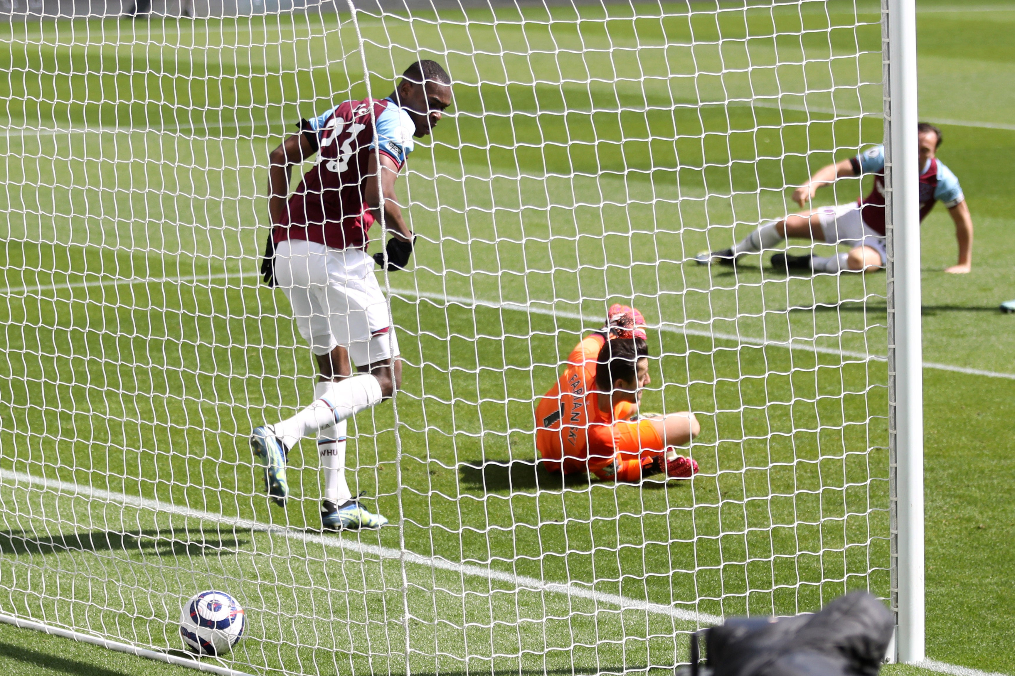Newcastle 3-2 West Ham: Champions League hopes hit hard by defensive mistakes