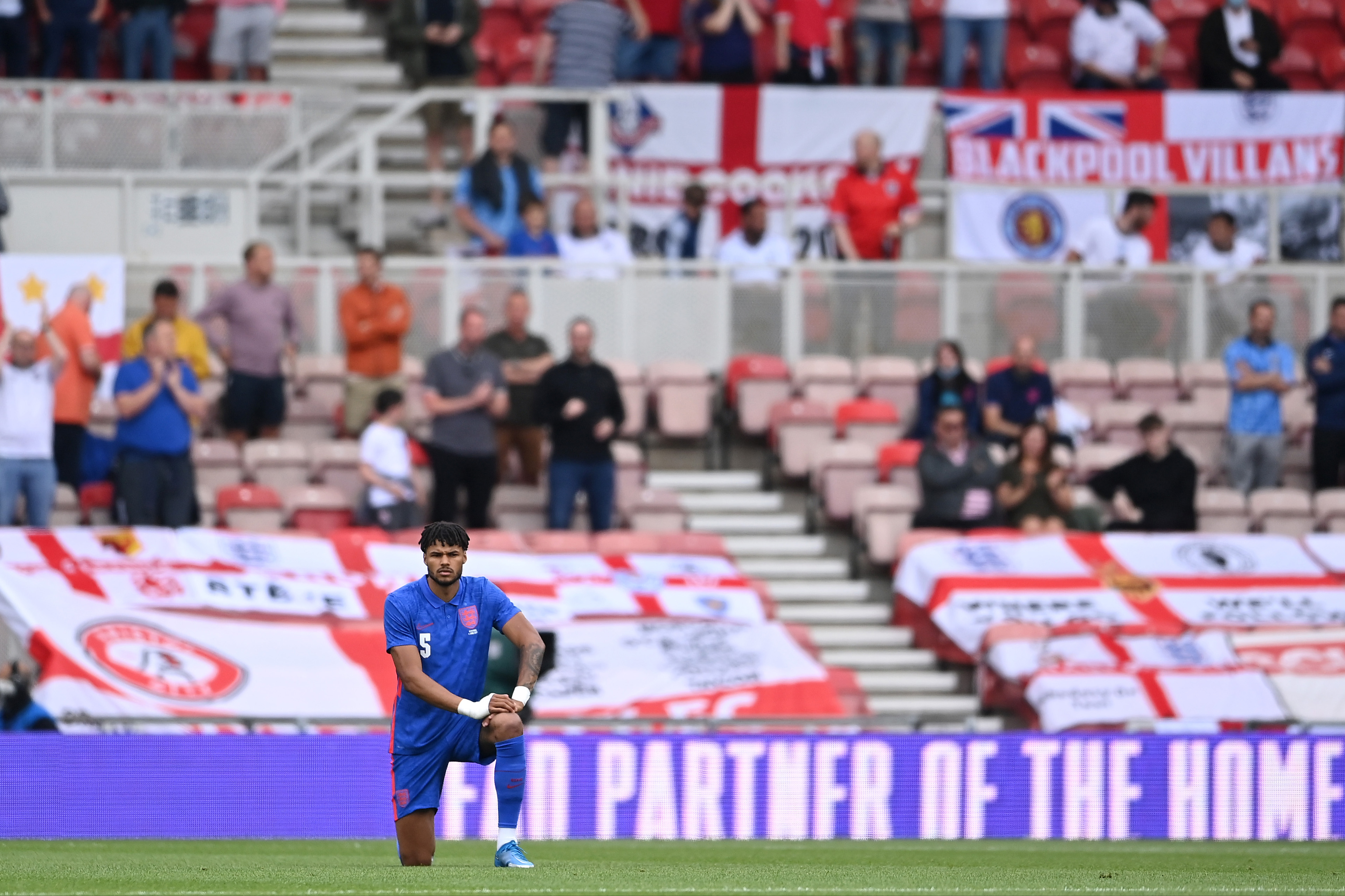 Booing of taking the knee shows English football still has racism problem, says Jordan Henderson