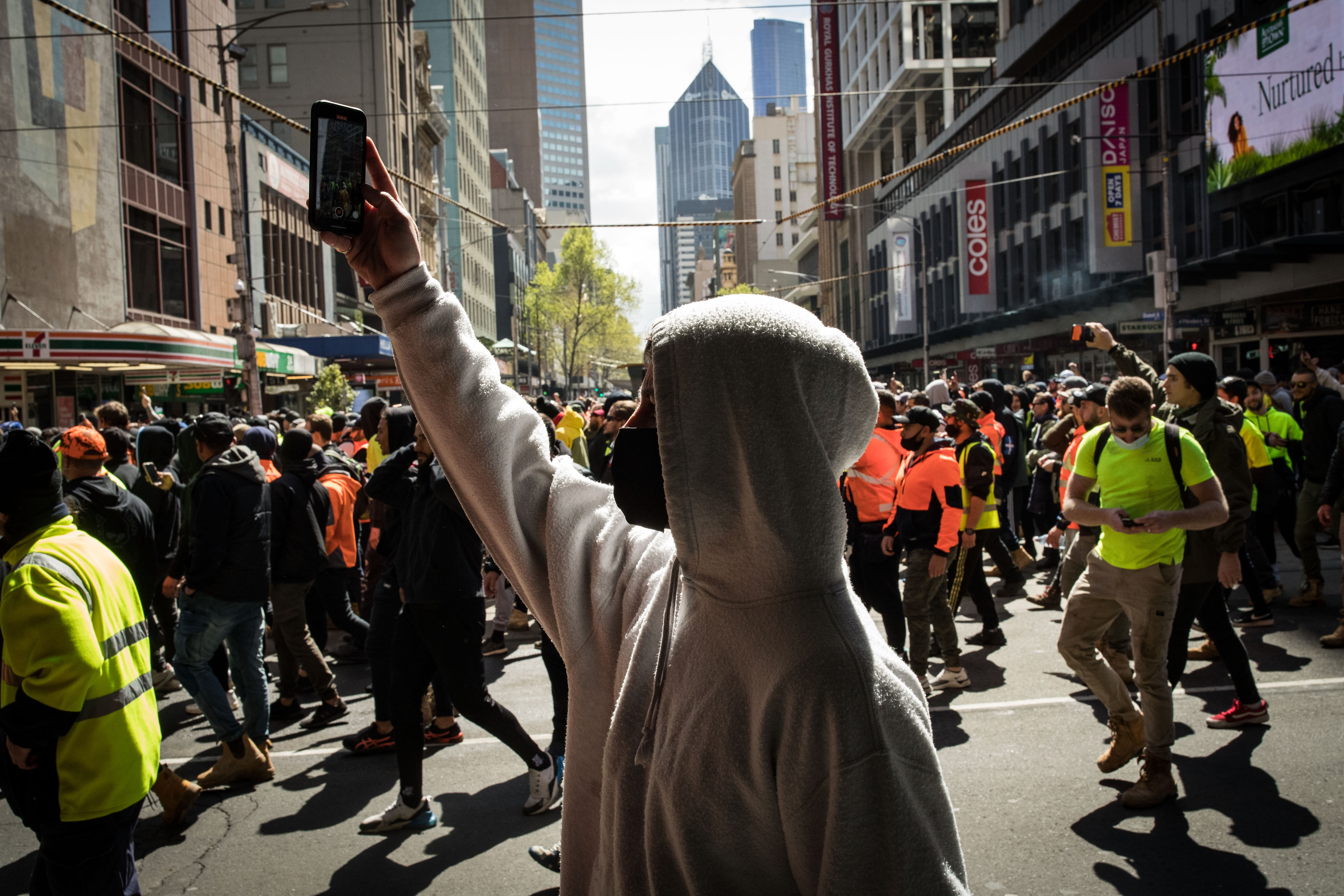 Hundreds March Through Melbourne After State Government Announces Construction Shutdown Following CFMEU Protests