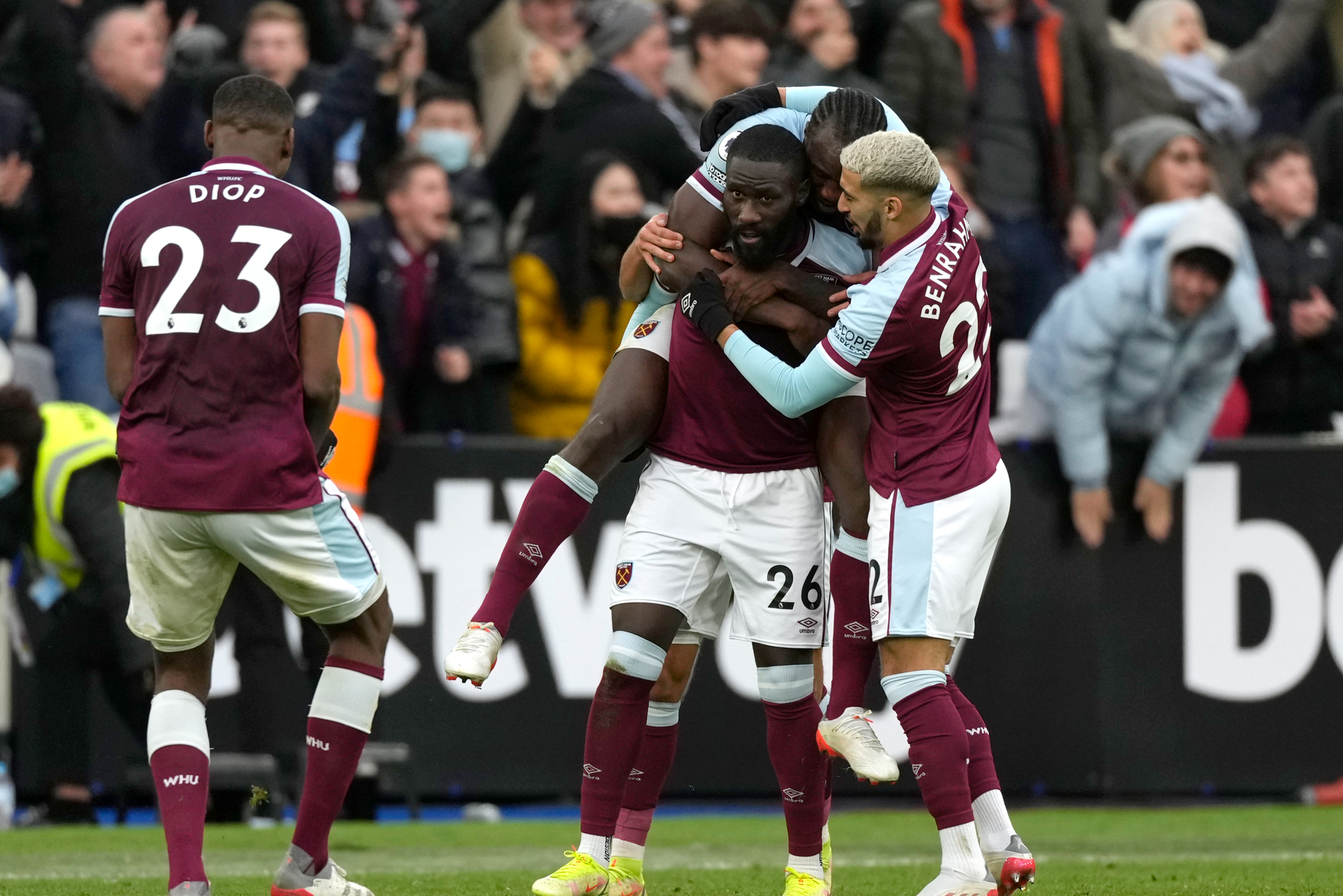 West Ham 3-2 Chelsea: Arthur Masuaku’s bizarre late goal earns David Moyes’ side thrilling victory