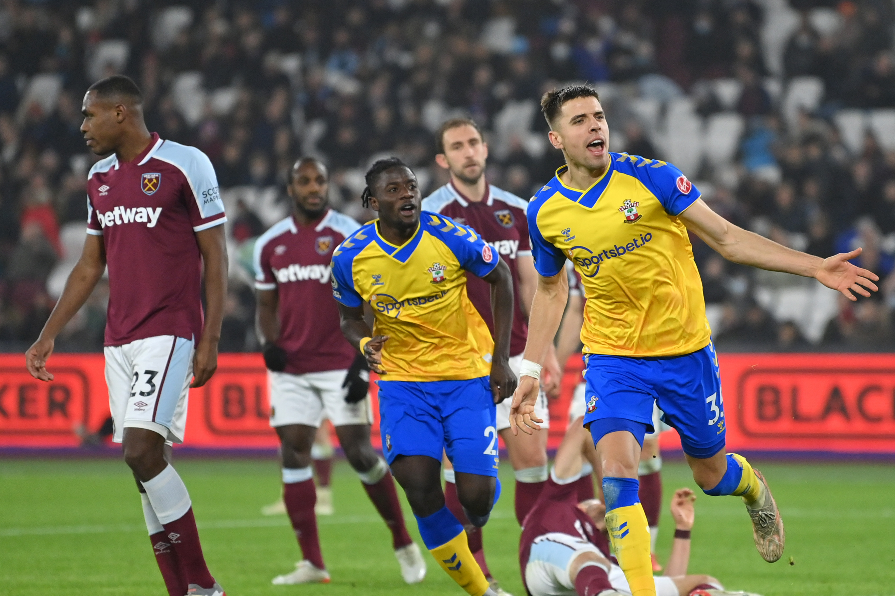 West Ham 2-3 Southampton: Chaos ensues as David Moyes loses further ground 