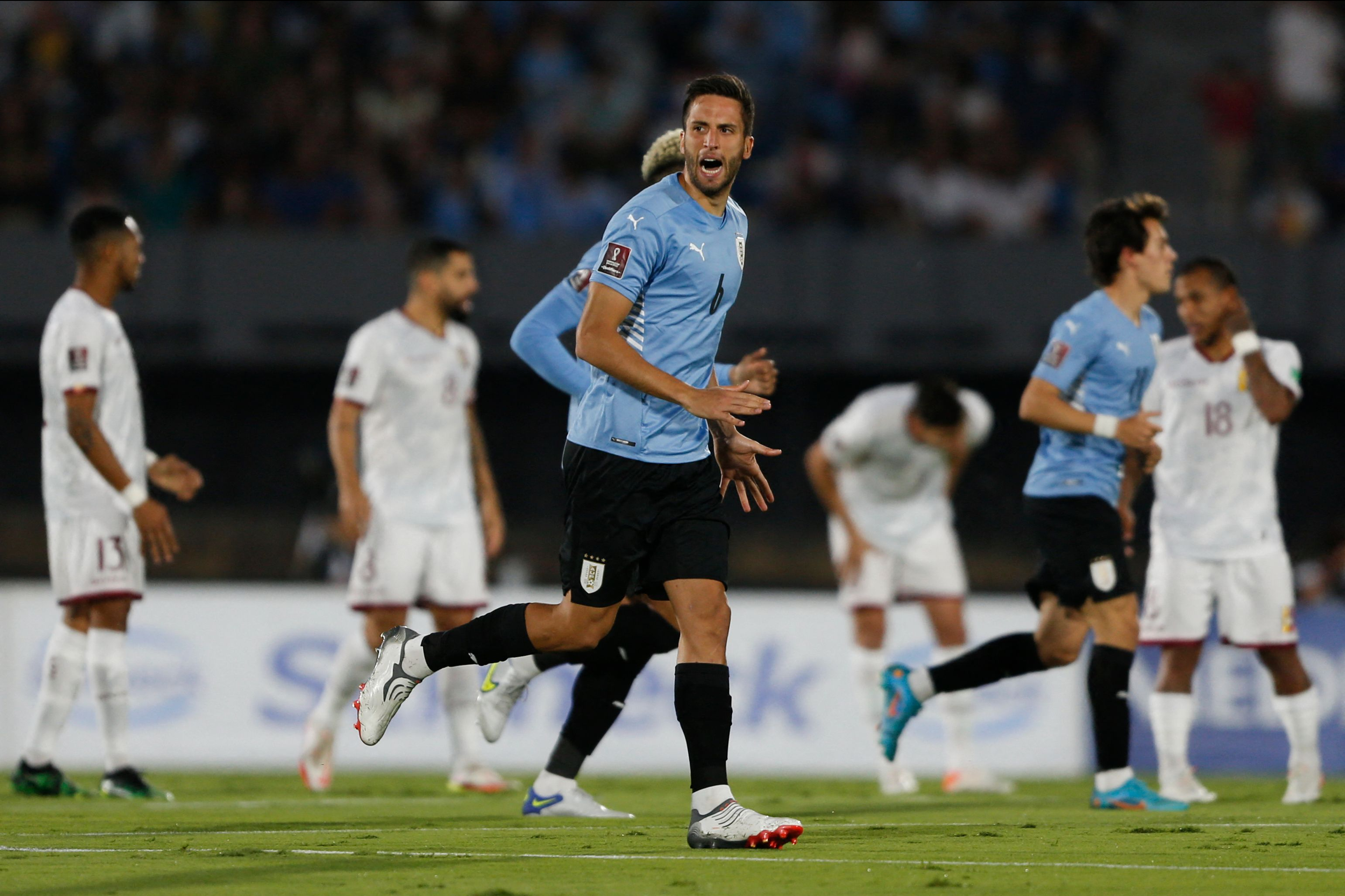 Rodrigo Bentancur to link up with Tottenham on Thursday but must wait for work permit to train with squad 
