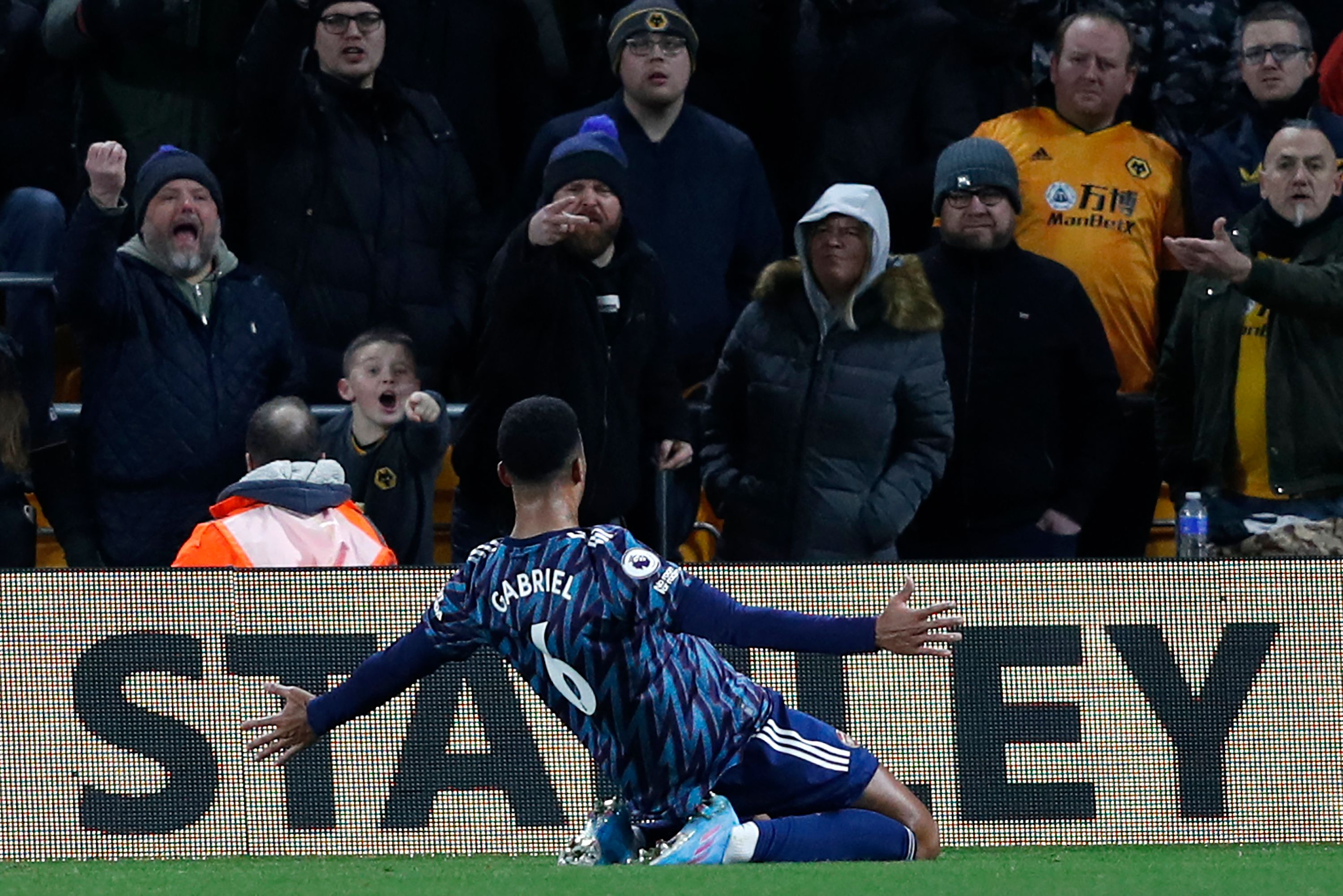 Wolves 0-1 Arsenal: Gunners hold on for huge win after Gabriel goal and Martinelli red card