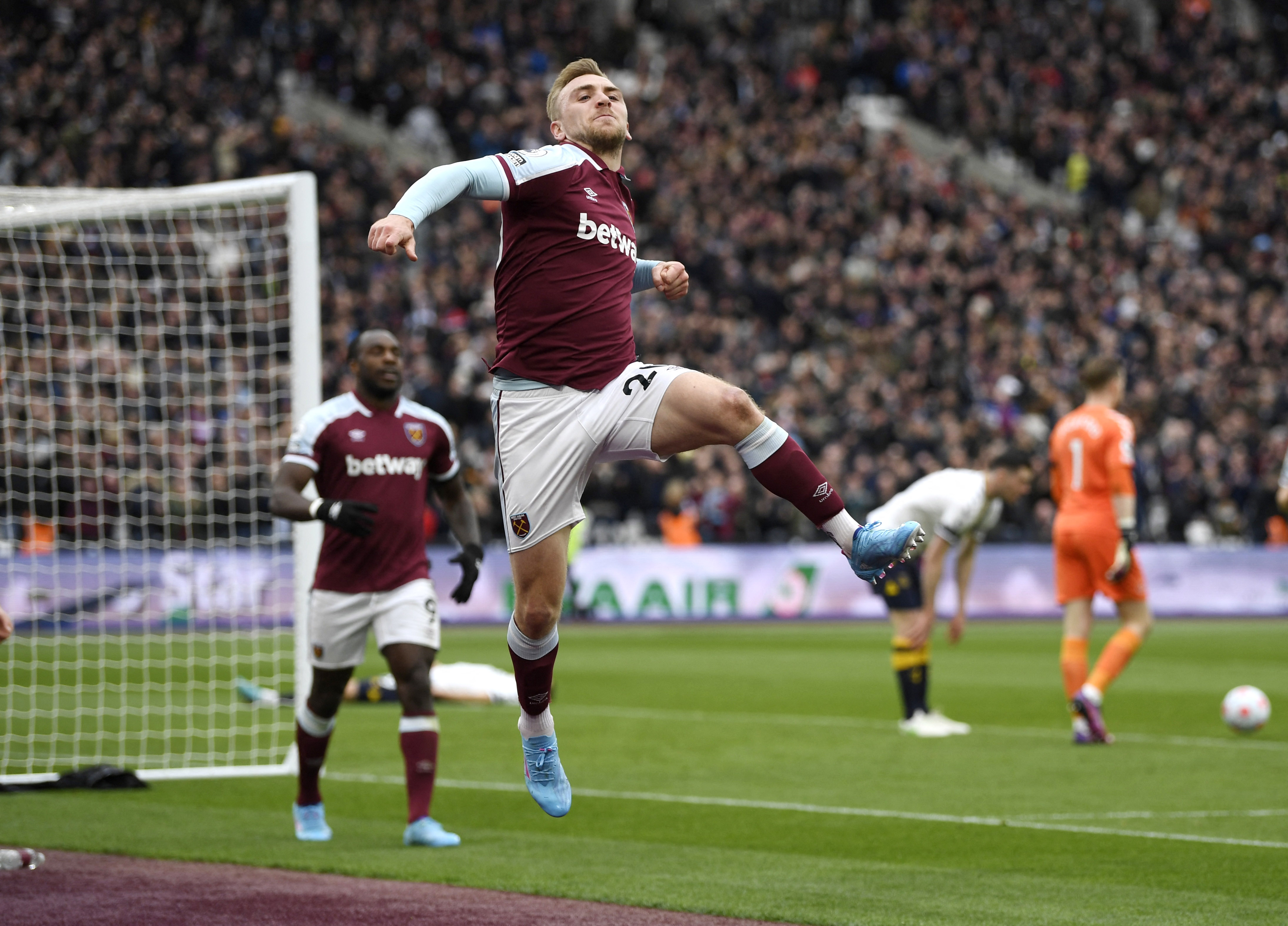 West Ham 2-1 Everton: Jarrod Bowen scores winner on return against ten-man Toffees