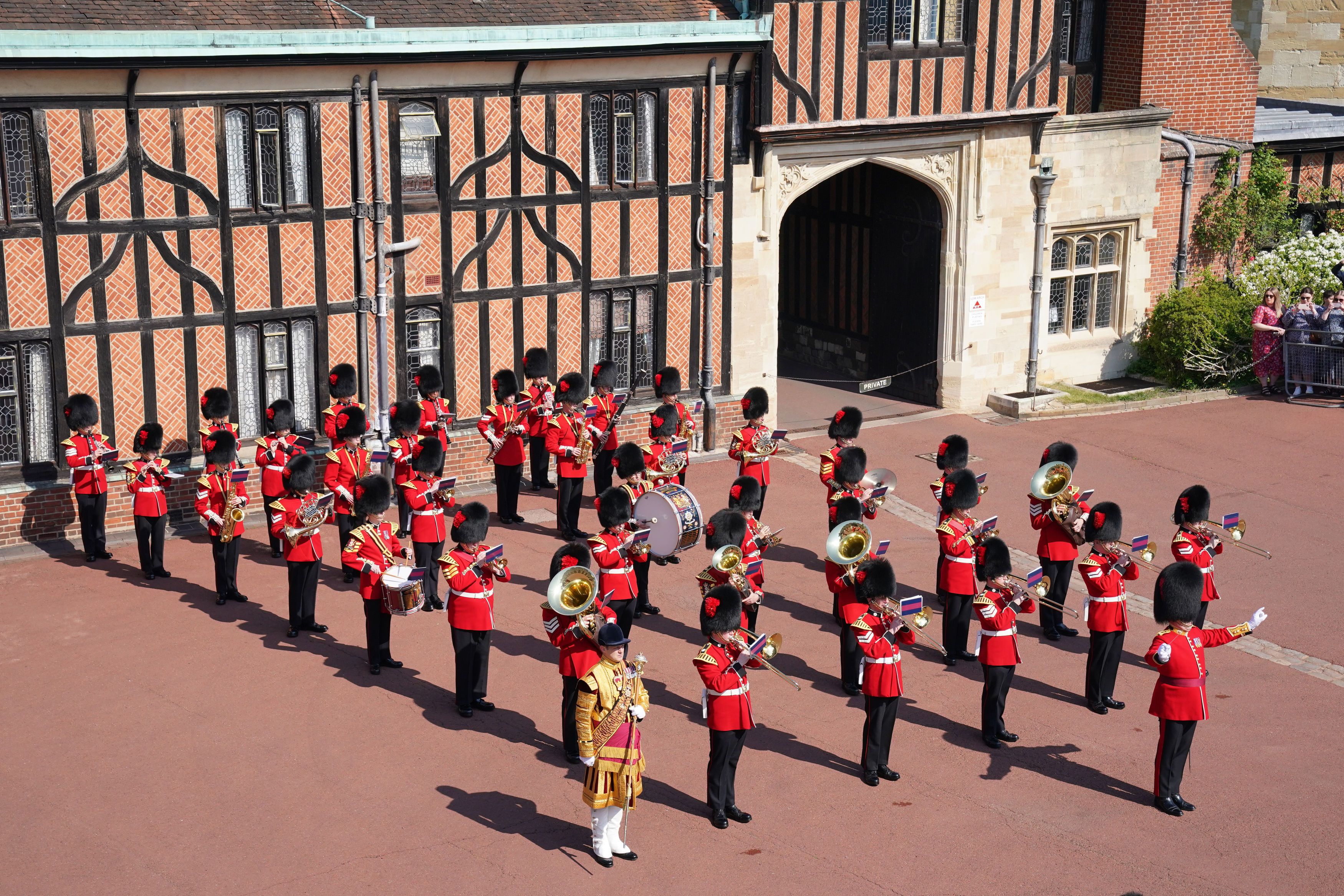 Which London tourist attractions are closed in the heatwave?