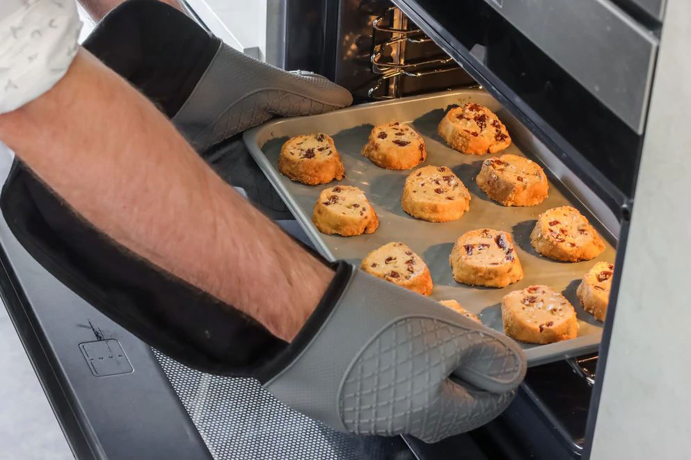 Best oven gloves to protect from heat and suit your kitchen