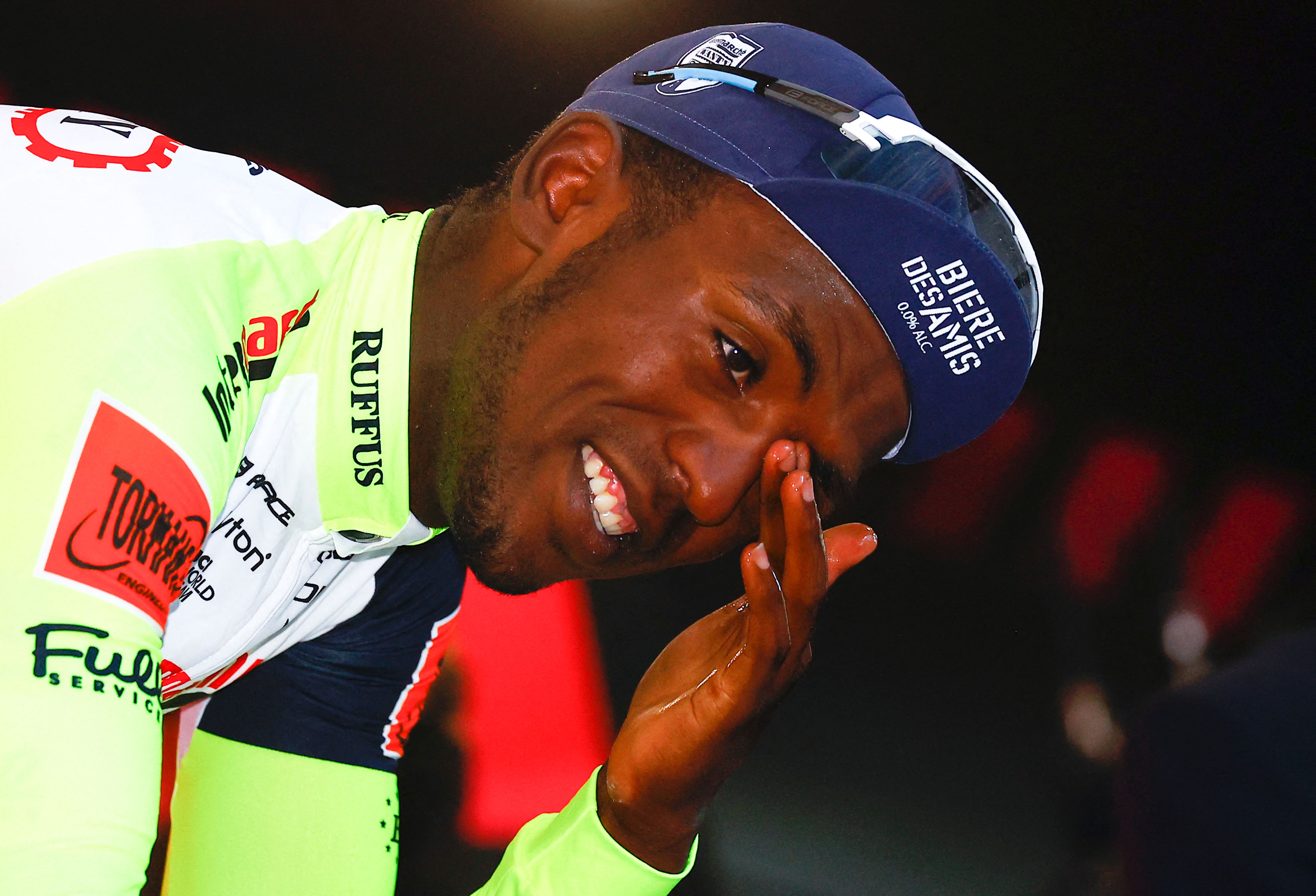 Stage winner out of Giro d’Italia after prosecco cork injures eye