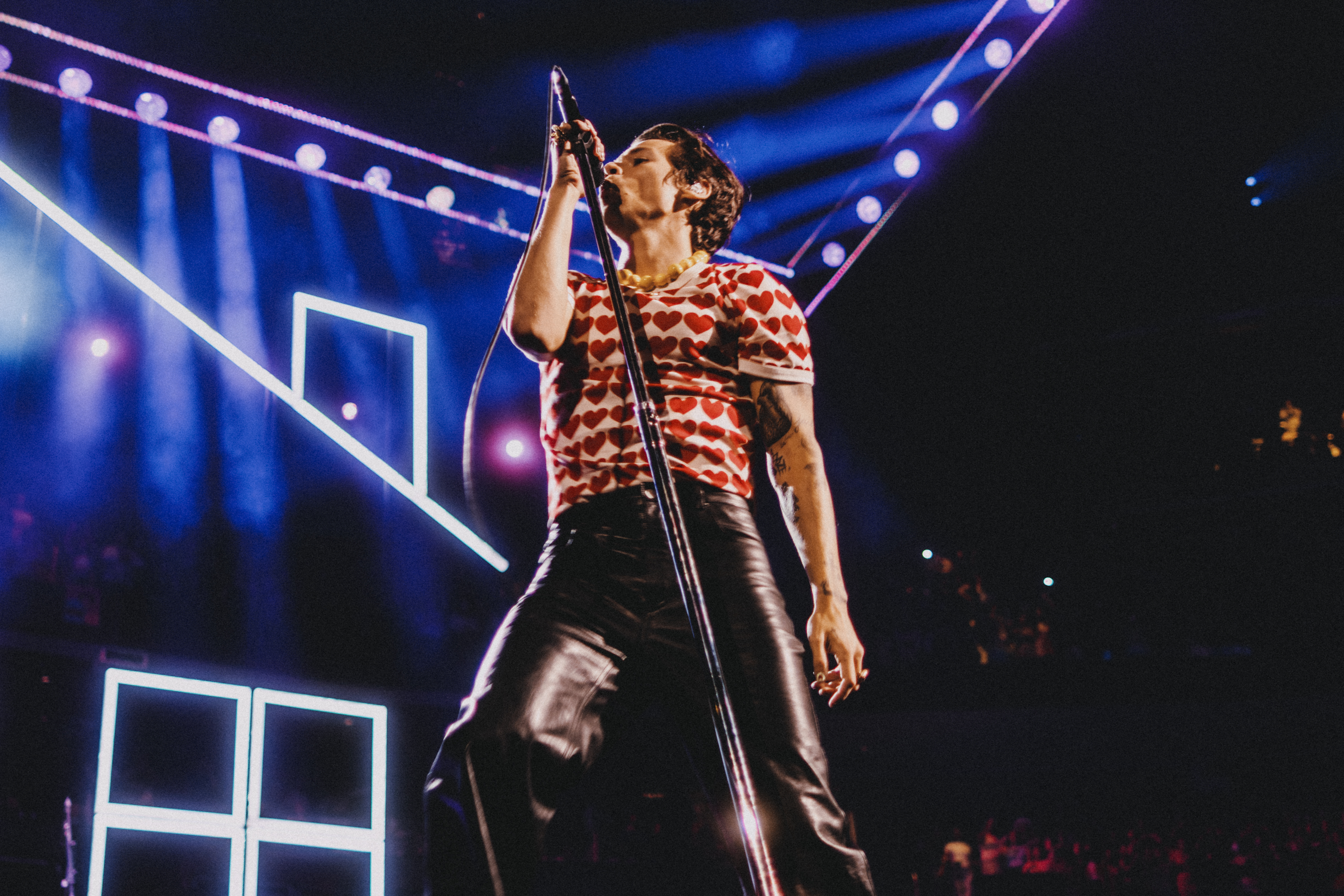 10841037 Harry Styles makes his  return to the stage after releasing his anticipated album