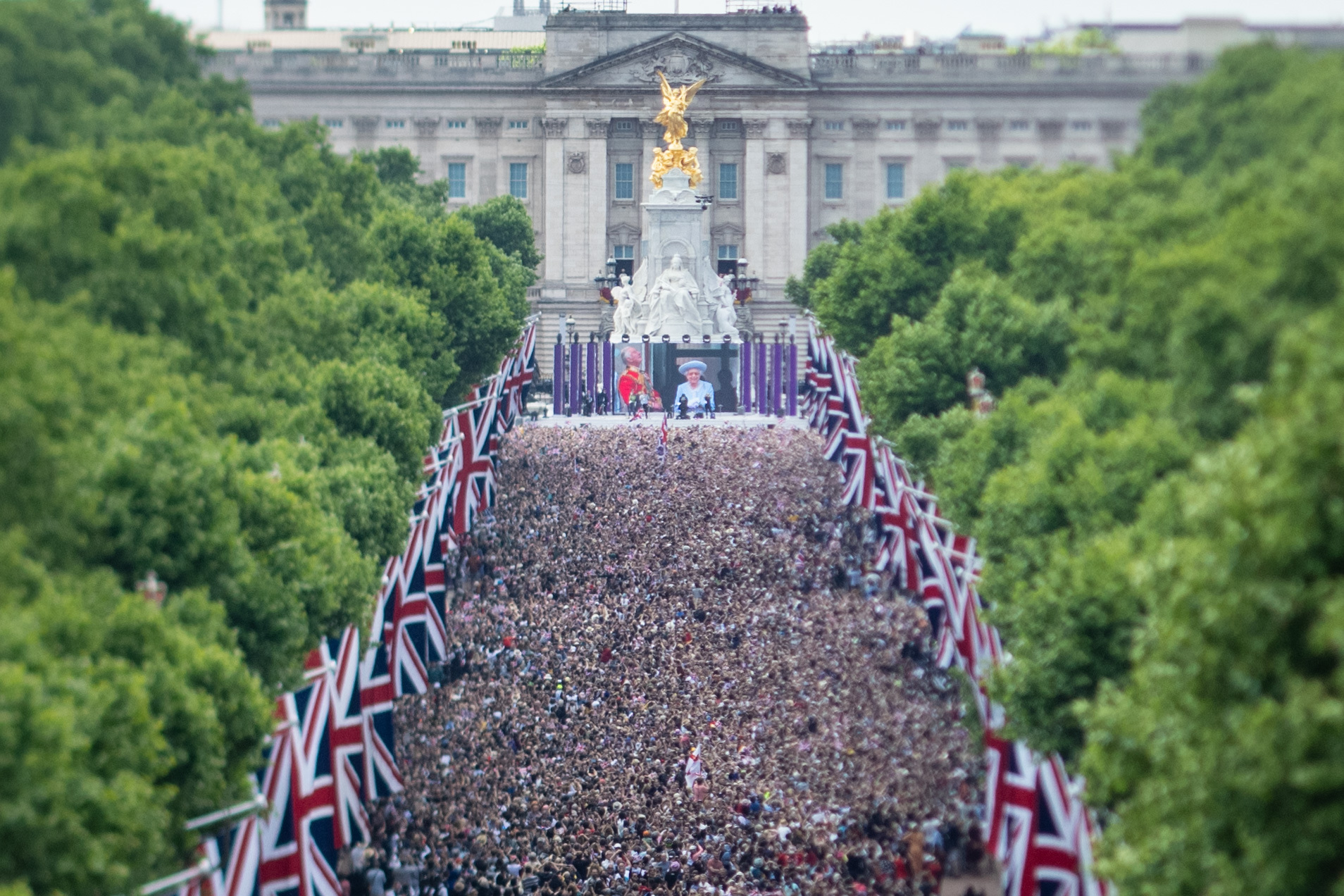 Risk of soggy lunches as thunderstorms threaten to dampen Platinum Jubilee