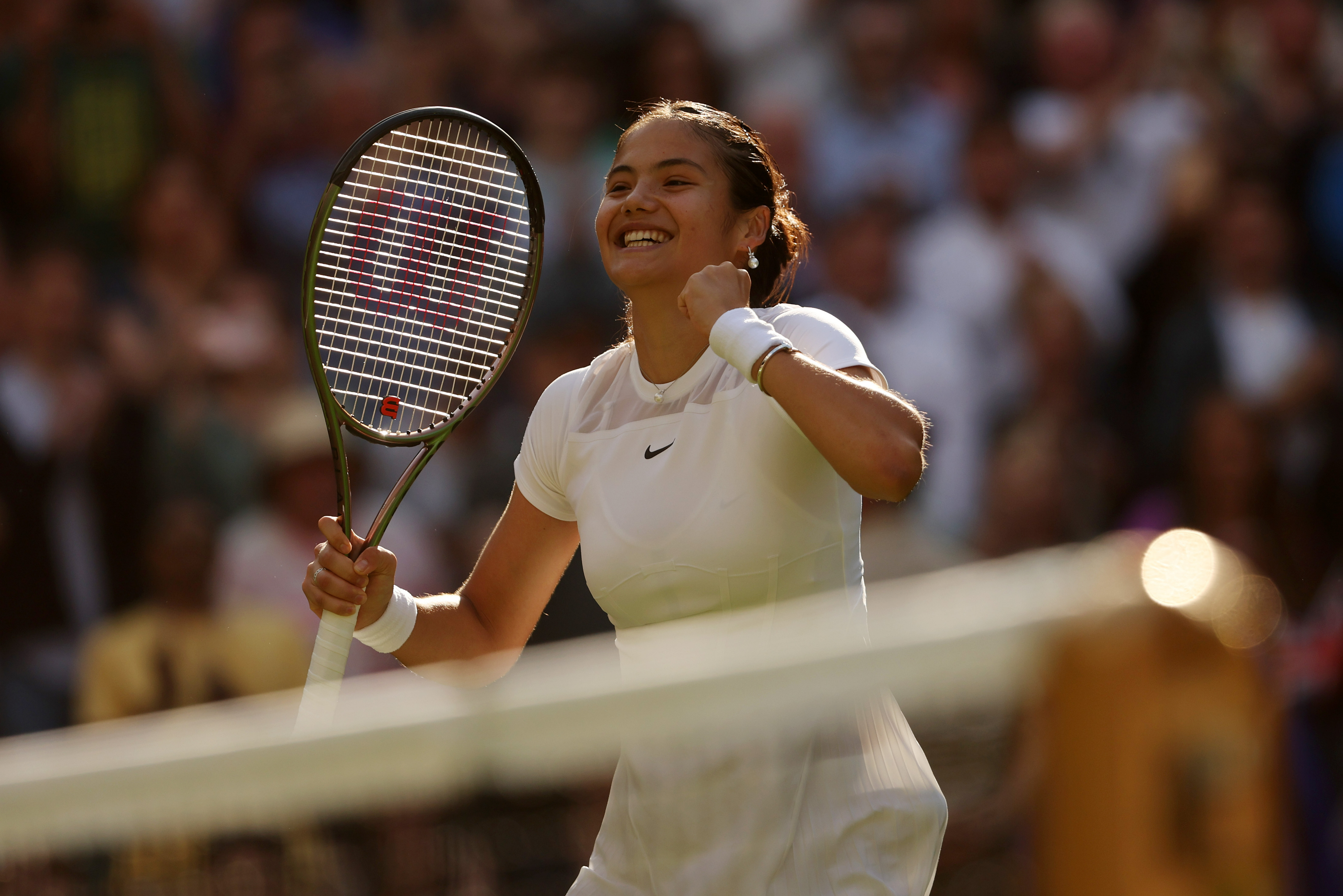 Wimbledon 2022: Emma Raducanu edges past Alison van Uytvanck on Centre Court debut