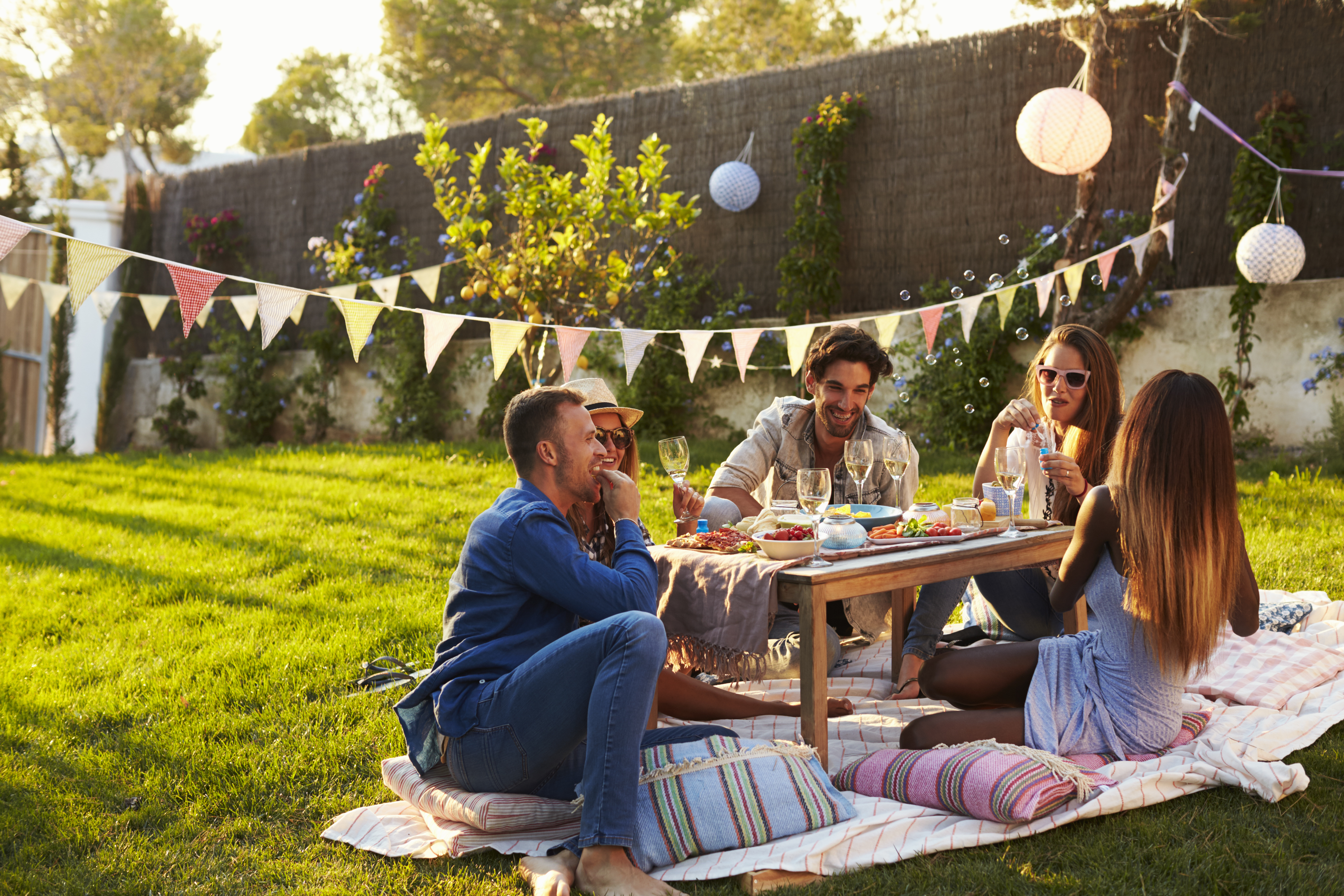 Group,Of,Friends,Enjoying,Outdoor,Picnic,In,Garden