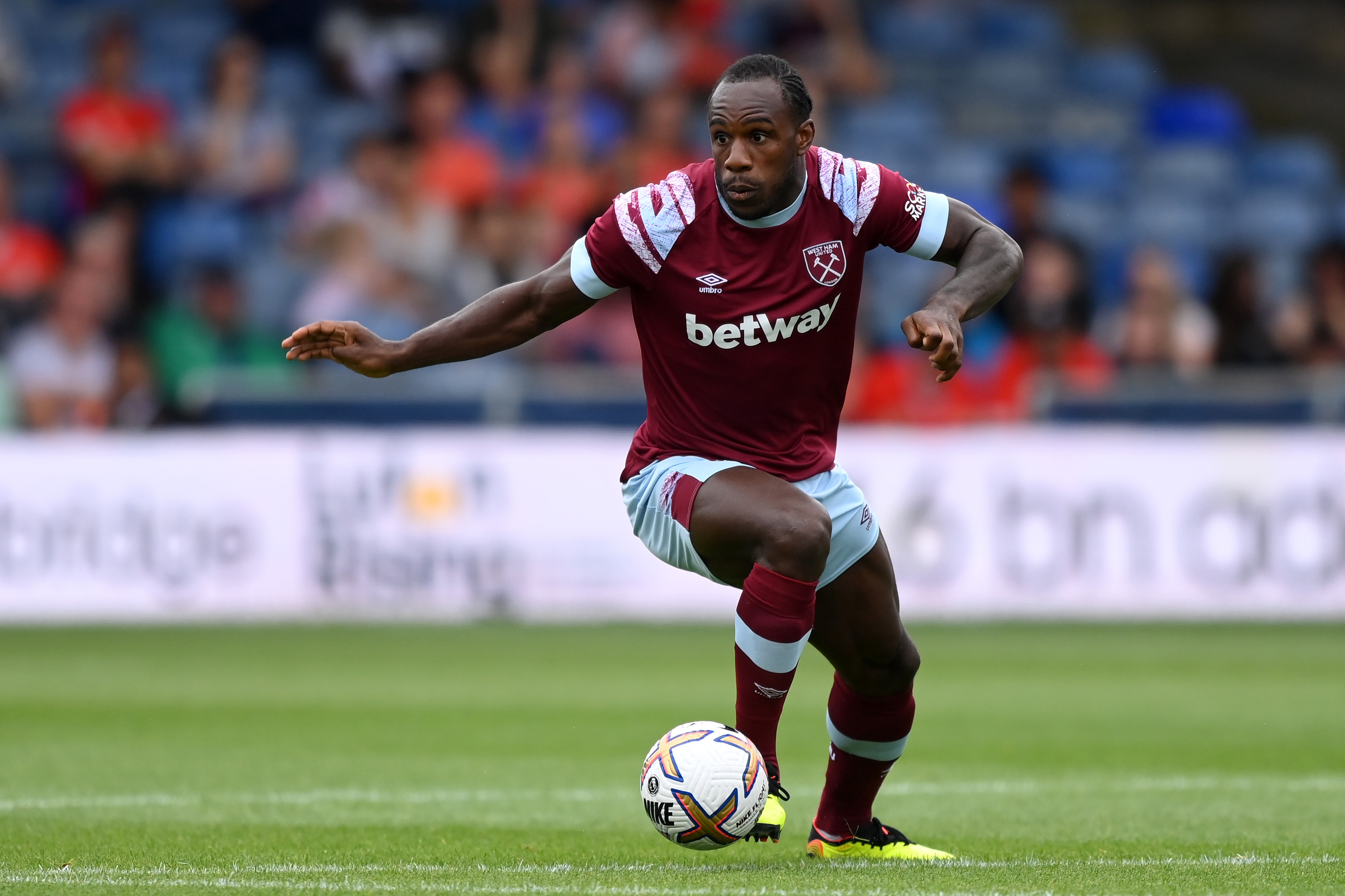 West Ham star Michail Antonio will ‘relish’ new striker challenge, says Carlton Cole: ‘He knows he needs help’