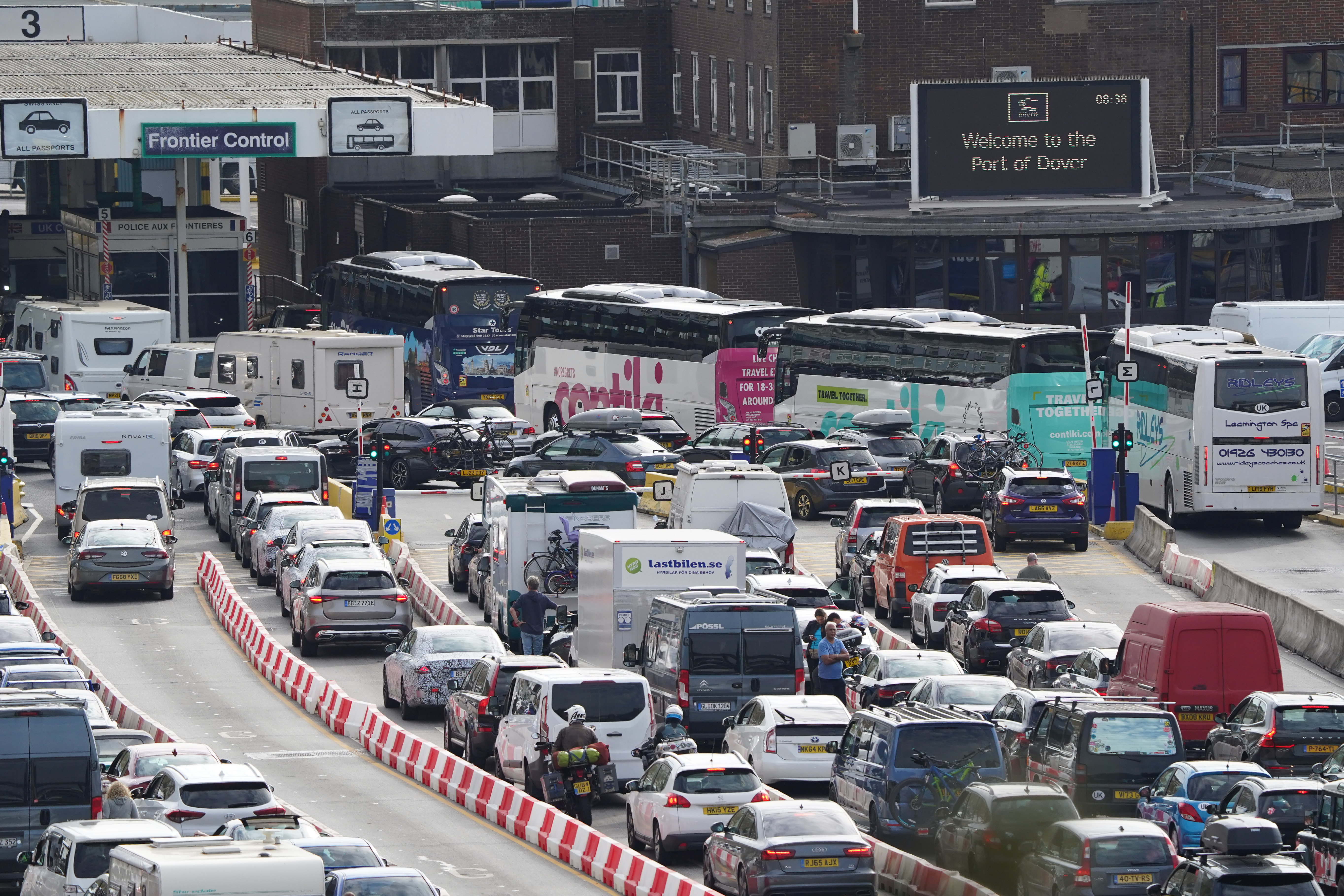 Britain and France put ‘plans in place’ to stop further travel chaos