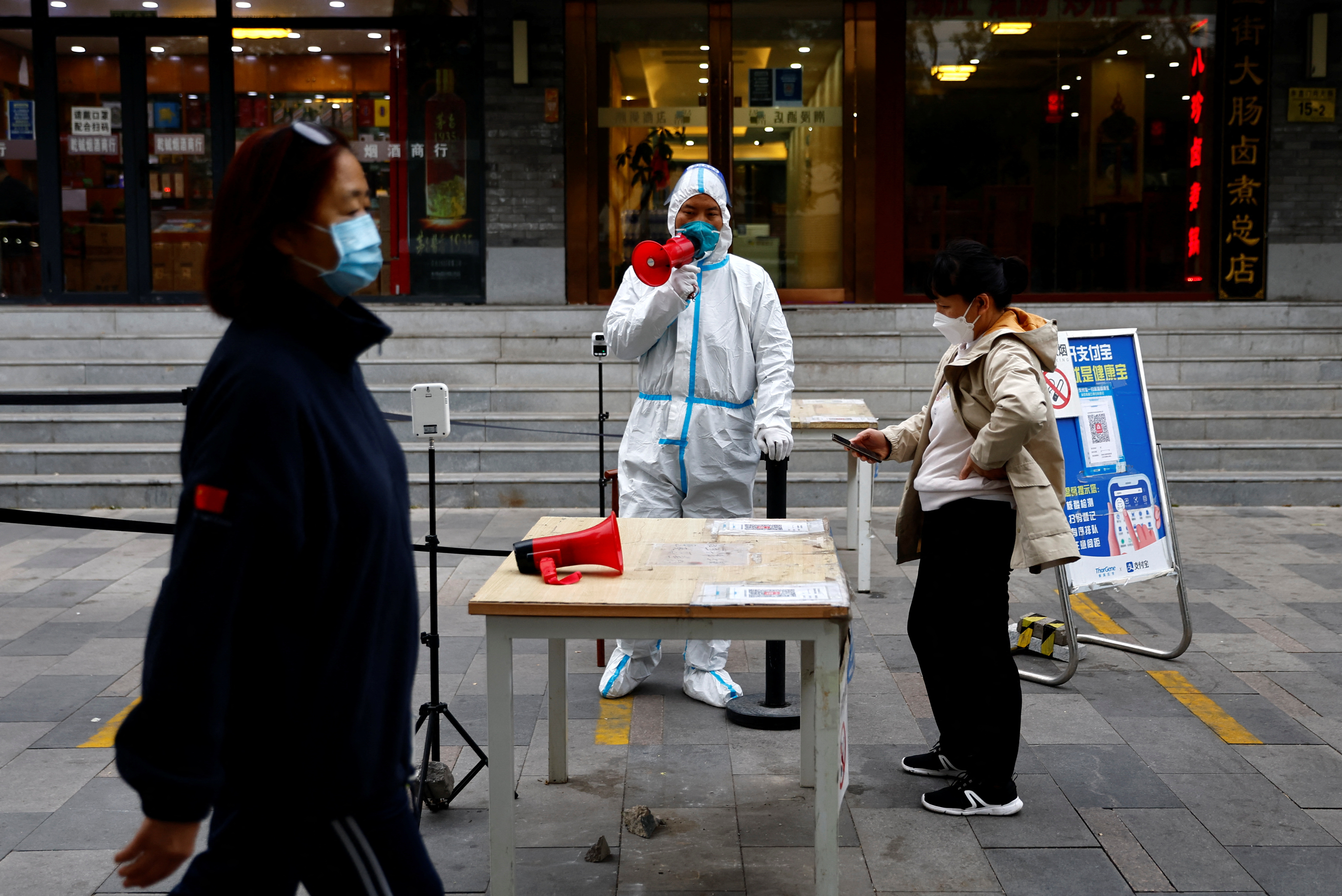 China: Cities in fresh lockdown despite just 1,000 cases nationally