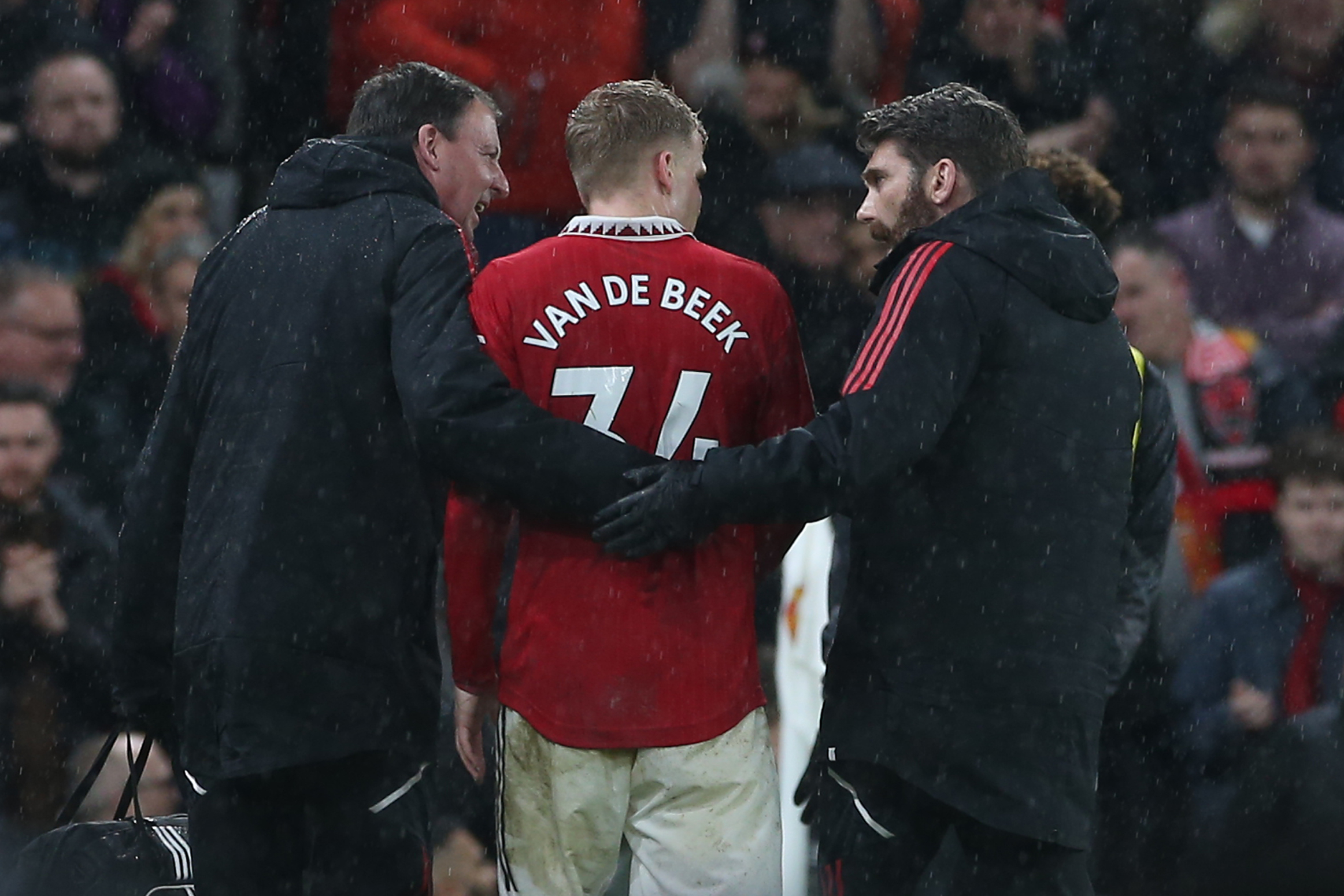 Donny van de Beek injury ‘not looking good’ says Erik ten Hag after Manchester United midfielder left in tears