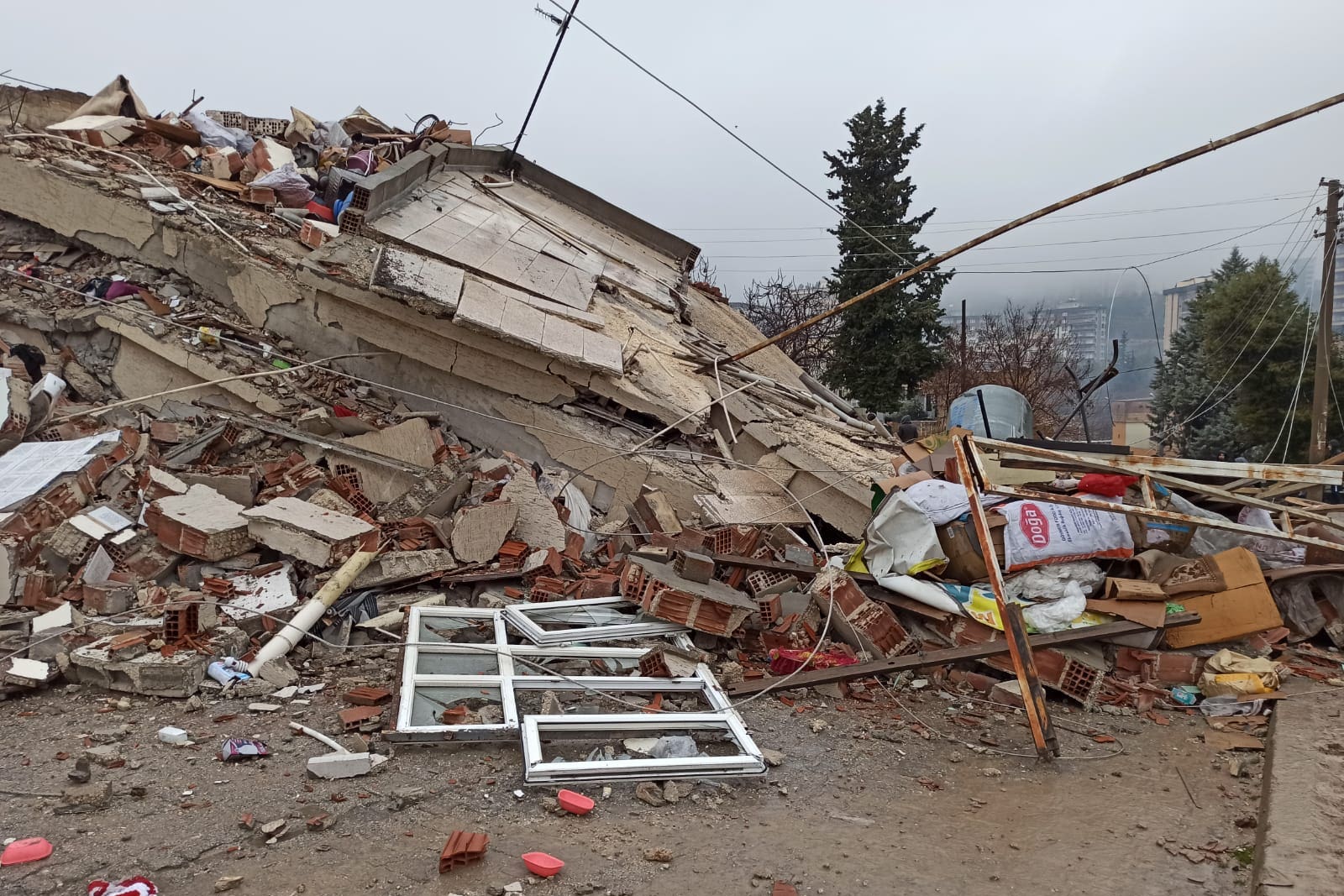 British volunteers begin earthquake rescue as other crews speak of delays