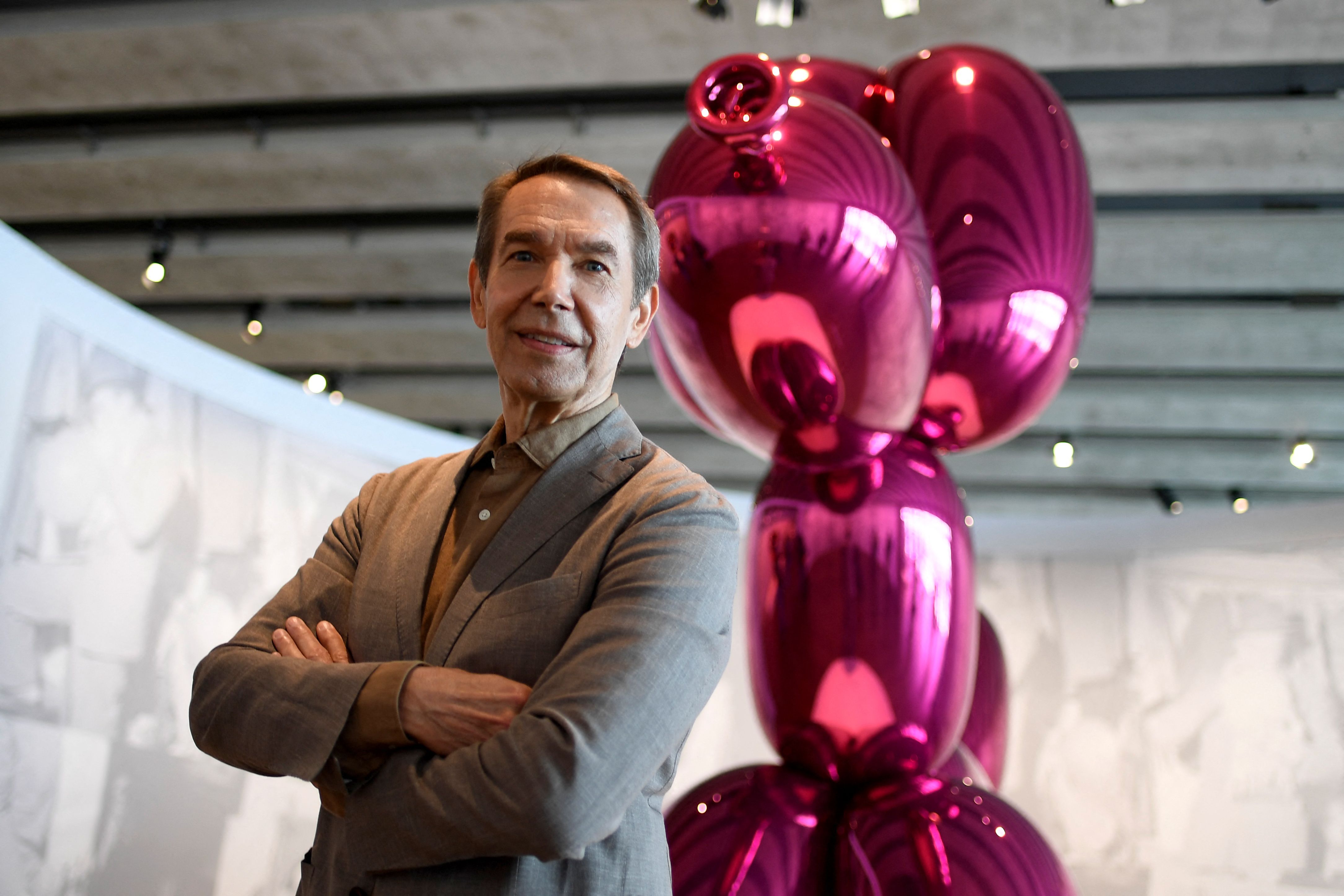 Jeff Koons sculpture worth £35,000 knocked over at Miami gallery event