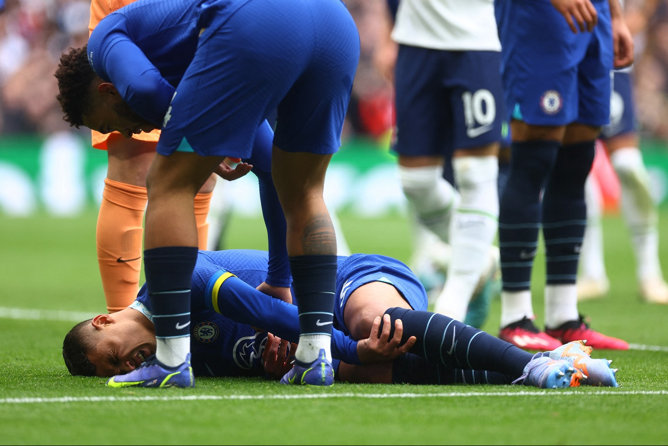 Chelsea dealt major blow as Thiago Silva suffers knee injury against Tottenham
