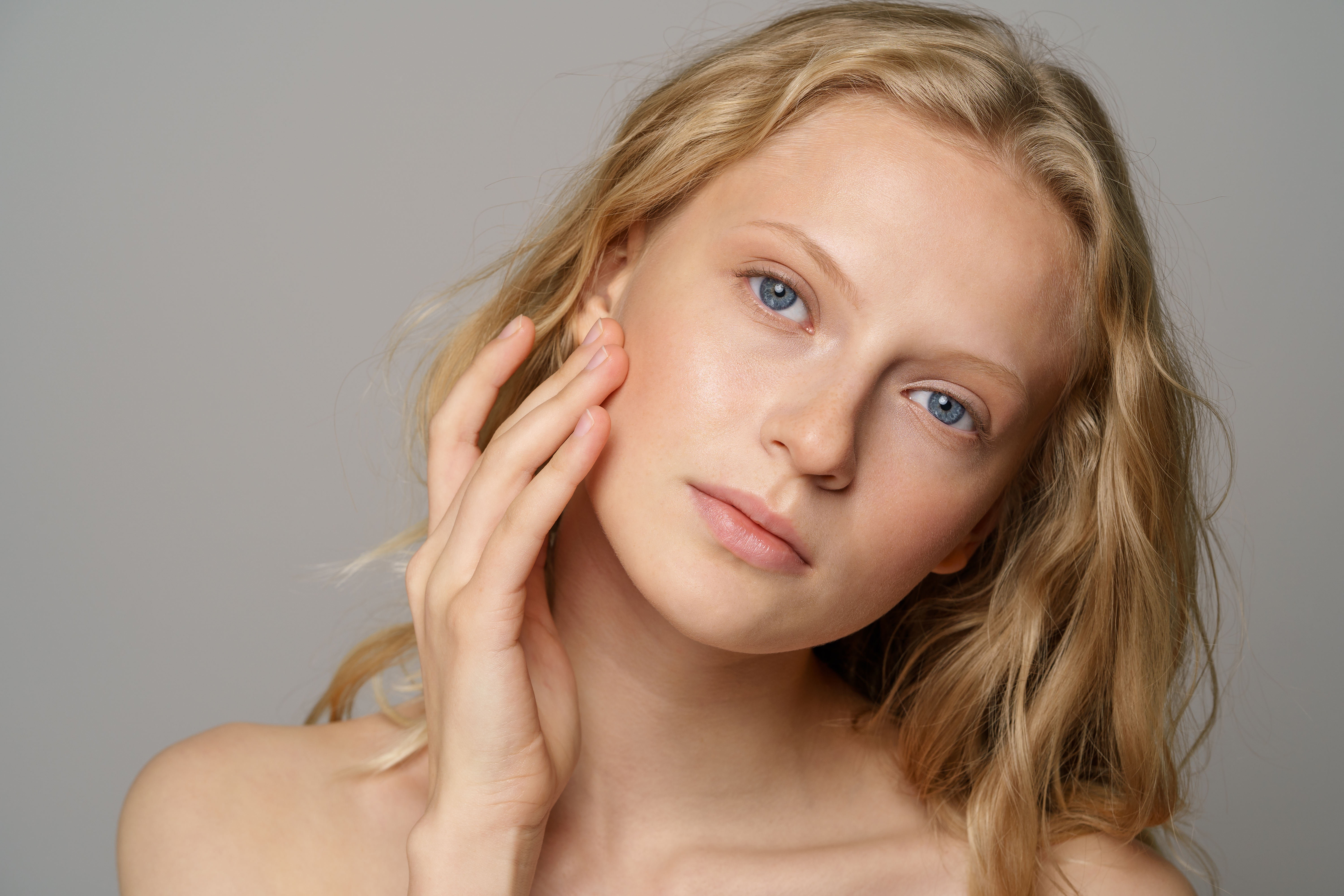 Closeup,Of,Pretty,Young,Woman,Face,With,Blue,Eyes,,Curly