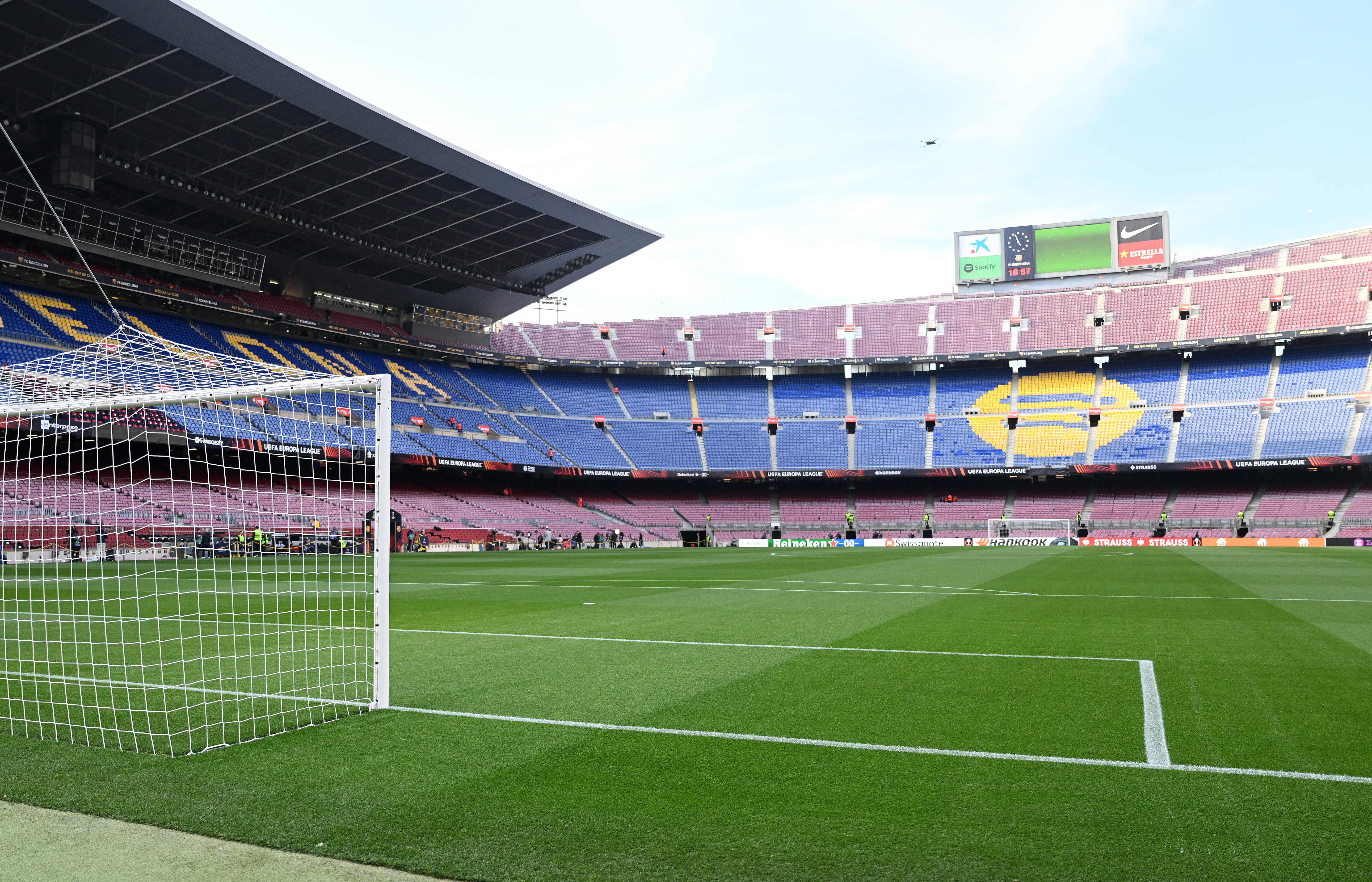 FC Barcelona v Manchester United: Knockout Round Play-Off Leg One - UEFA Europa League