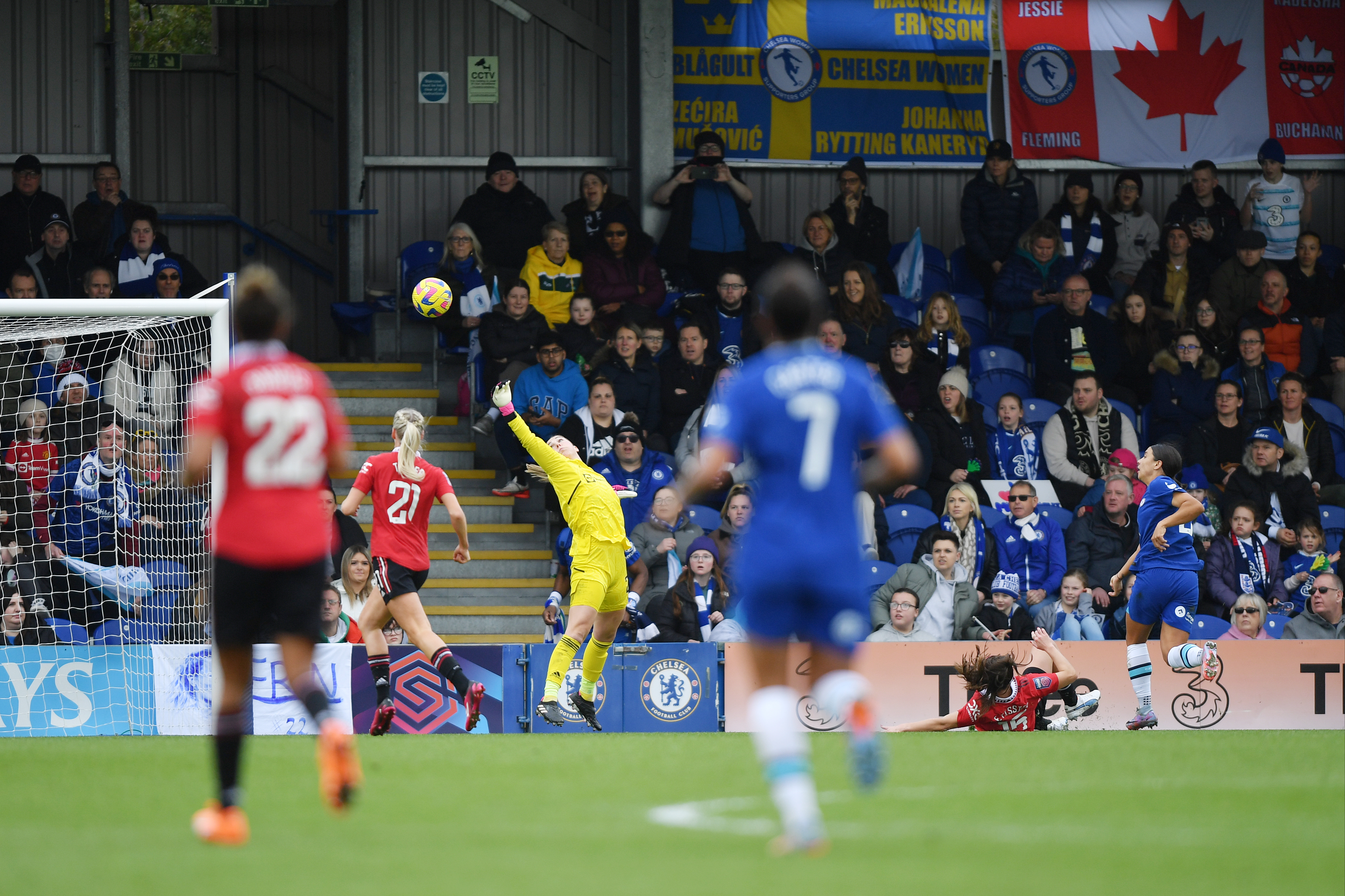 Kerr’s moment of magic sees Chelsea beat Man Utd to go top of the WSL