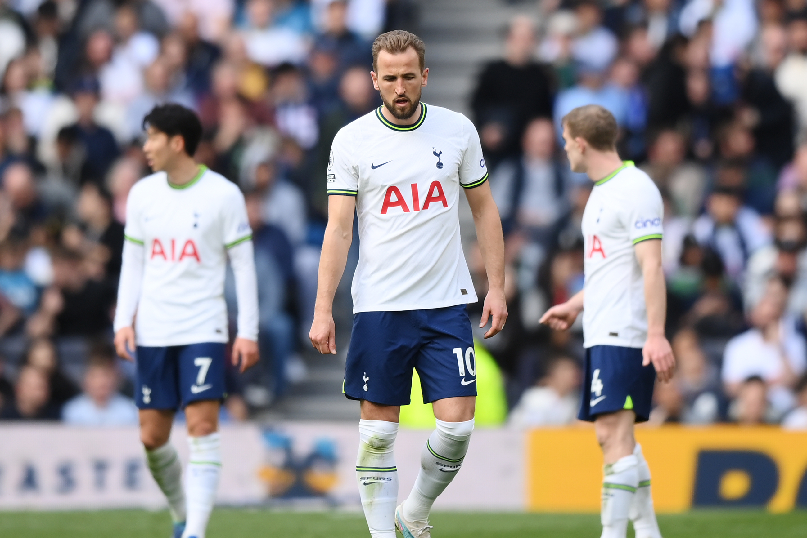 Mauricio Pochettino offers Daniel Levy solution as Tottenham threaten to spiral out of control