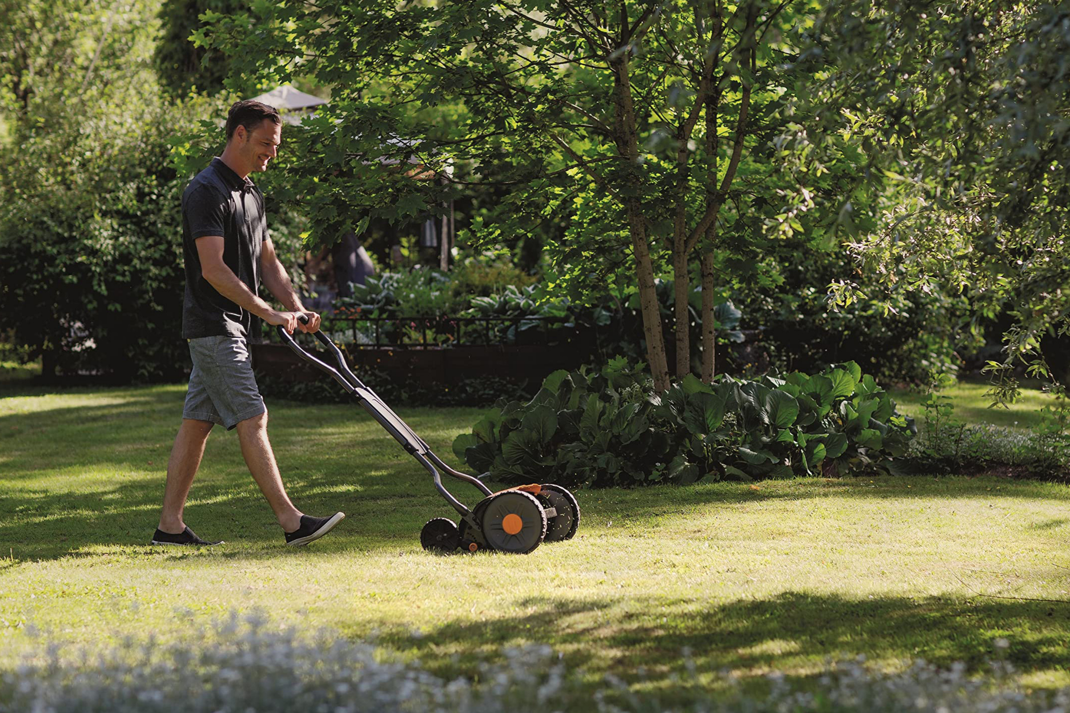Best manual lawn mowers that make trimming the grass easy