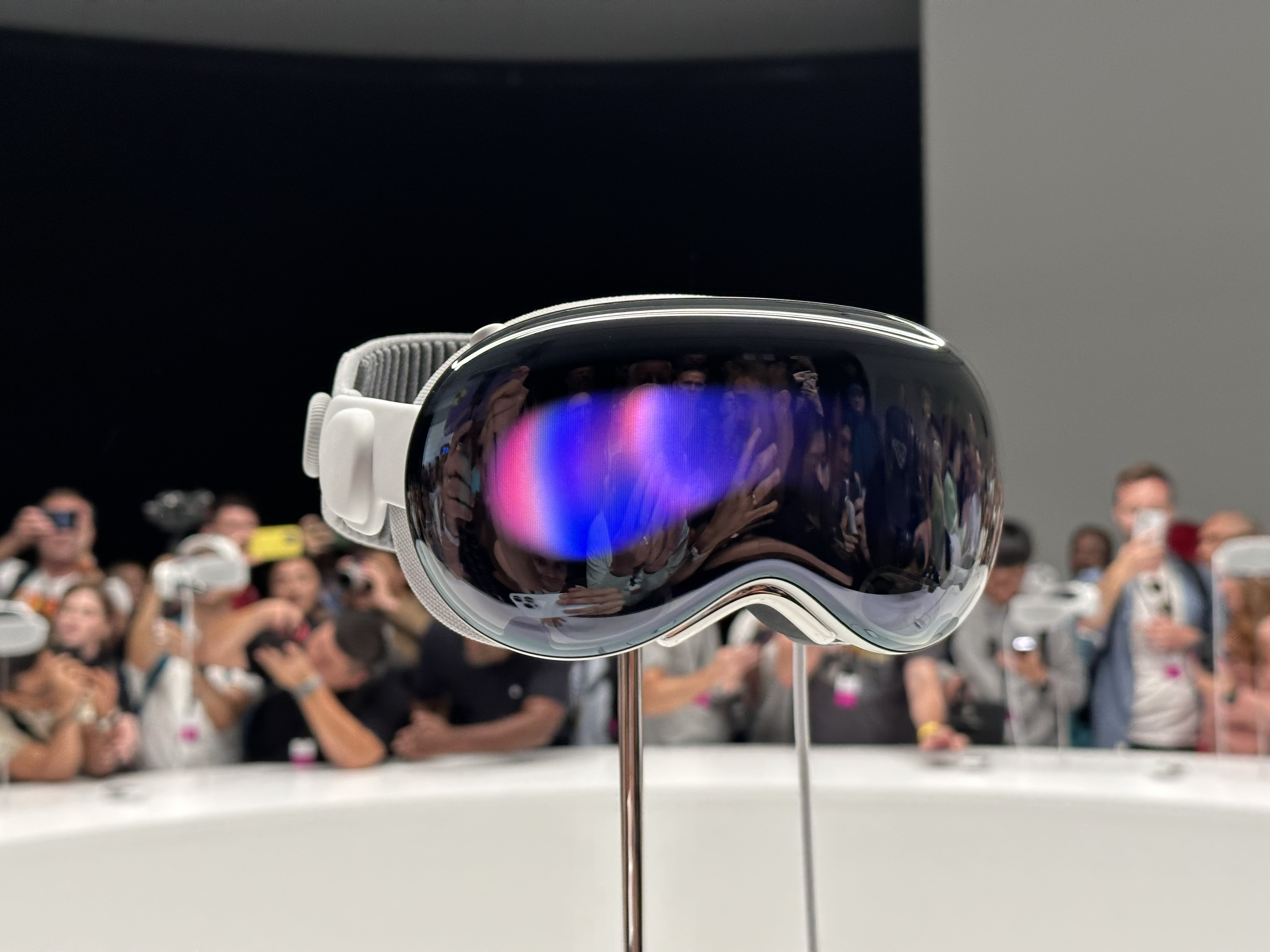 A cheaper Apple Vision Pro planned for end of 2025