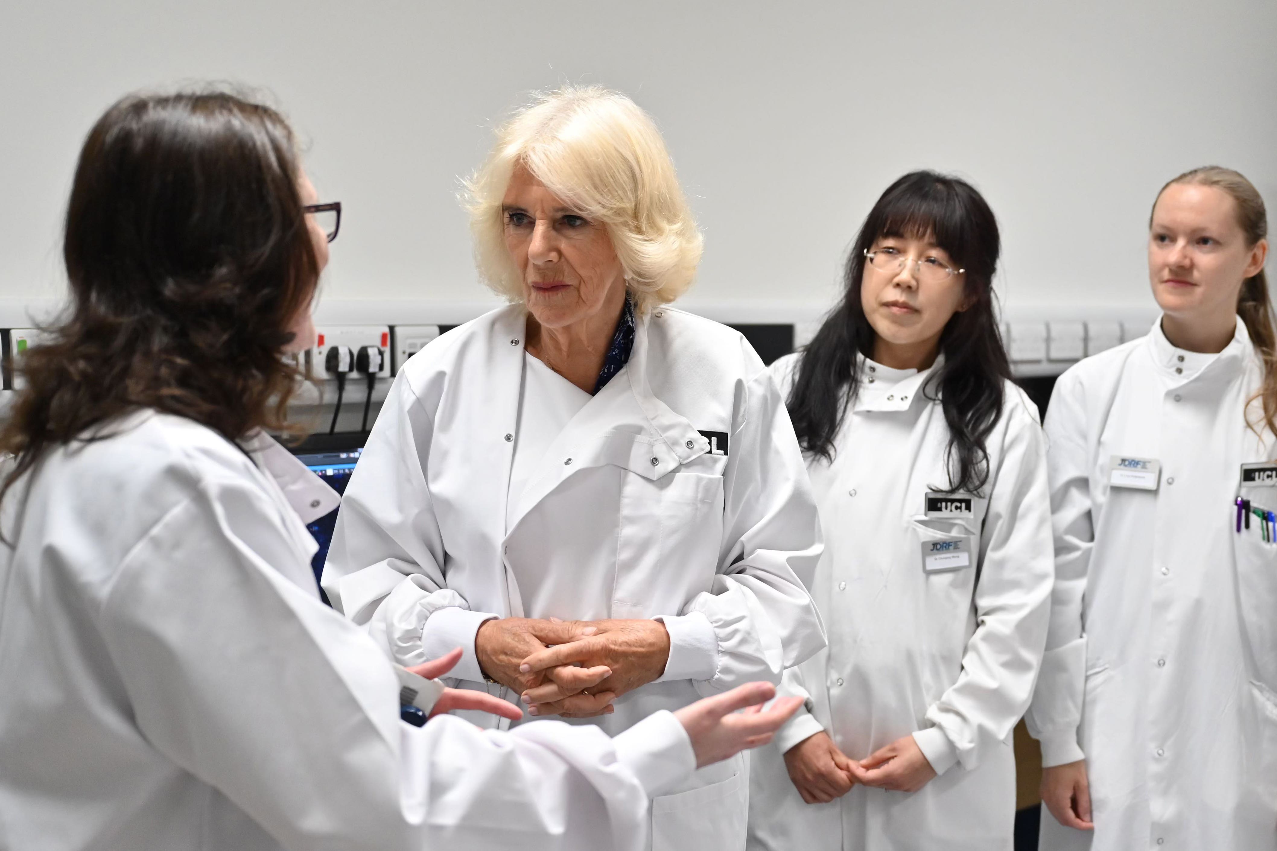 Queen dons lab coat to learn about diabetes research