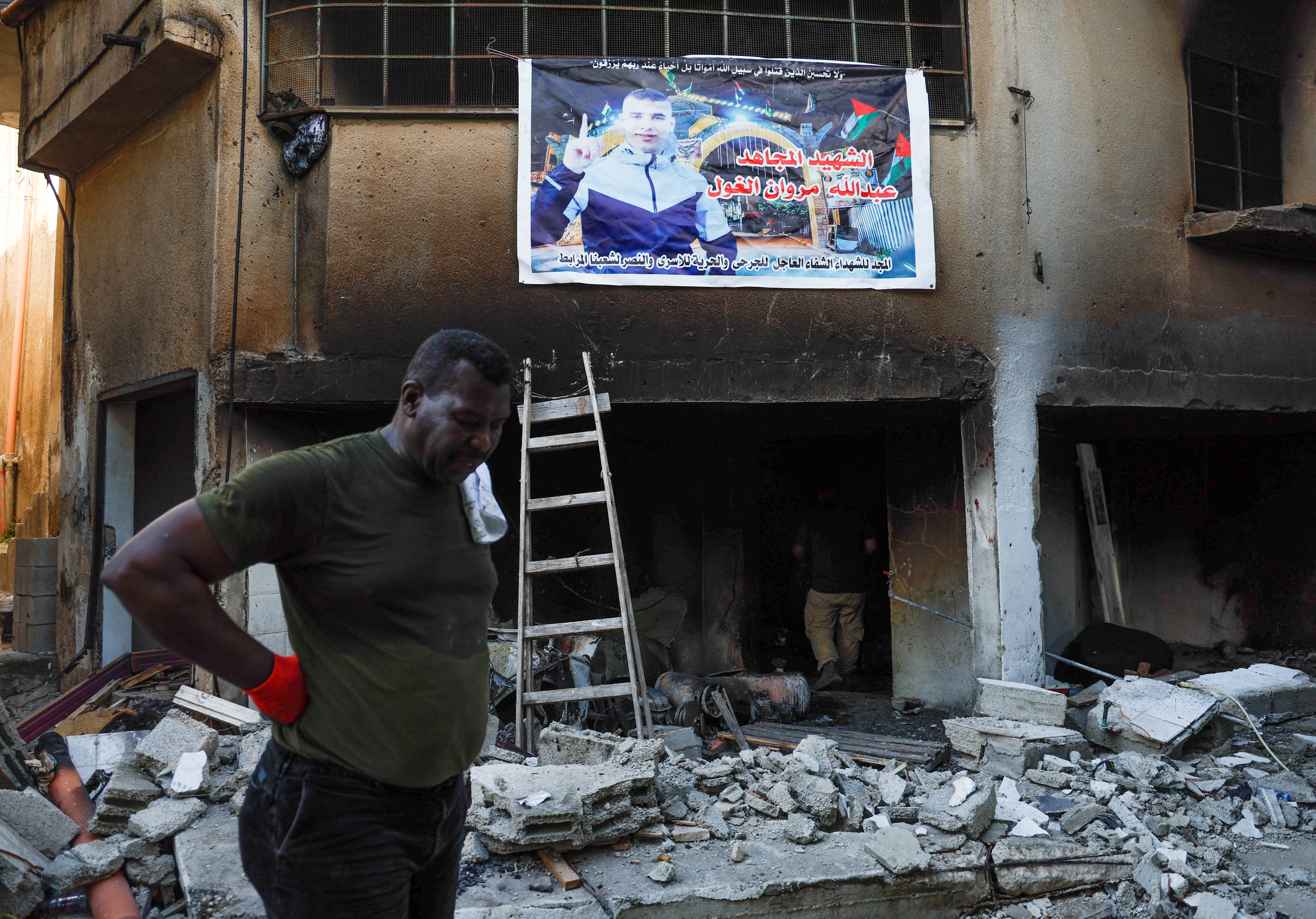 Palestinians inspect damage after the Israeli army's withdrawal from the Jenin camp