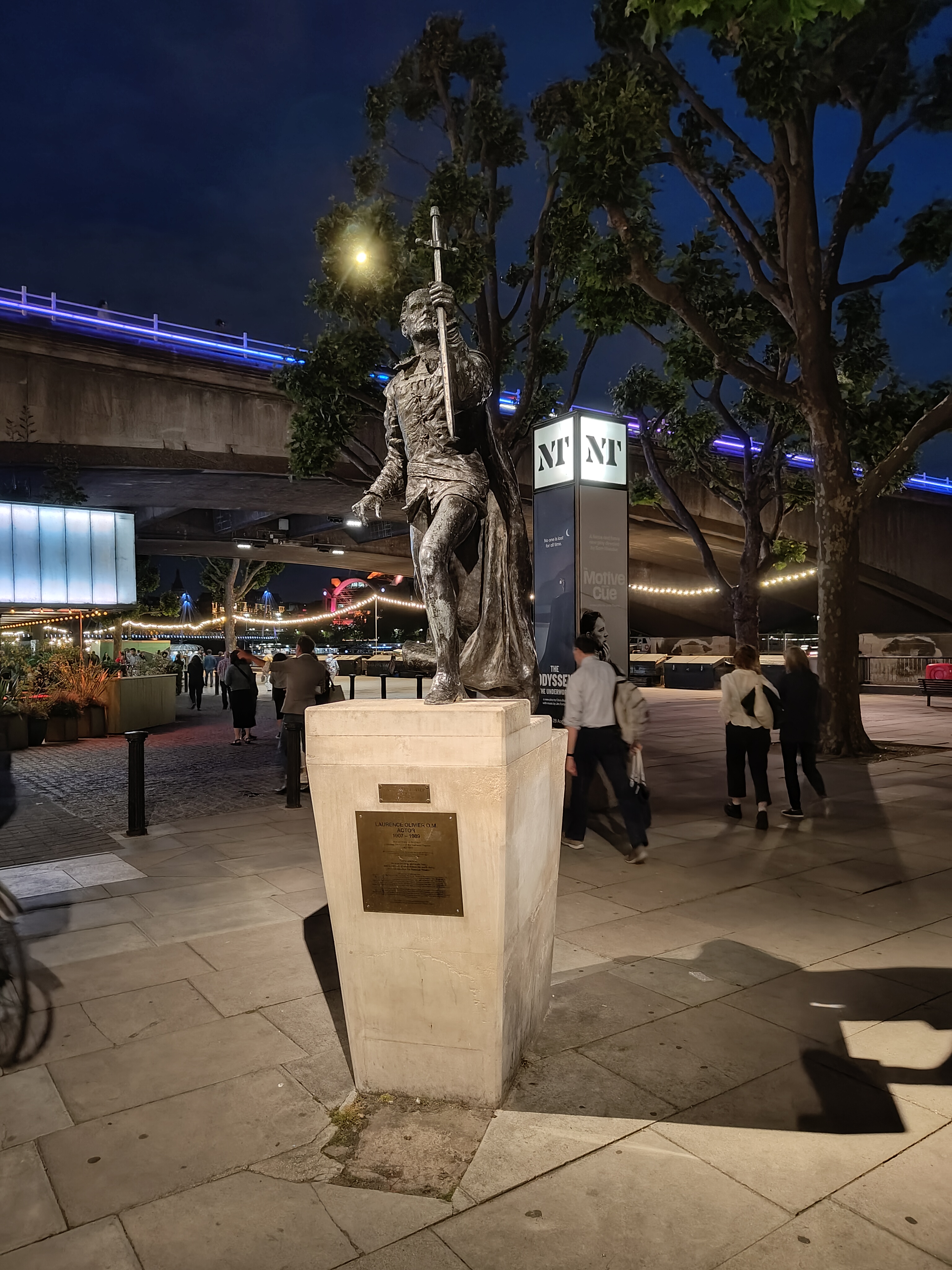 The statue of Laurence Olivier outside the National Theatre: sharp on statue and moving people