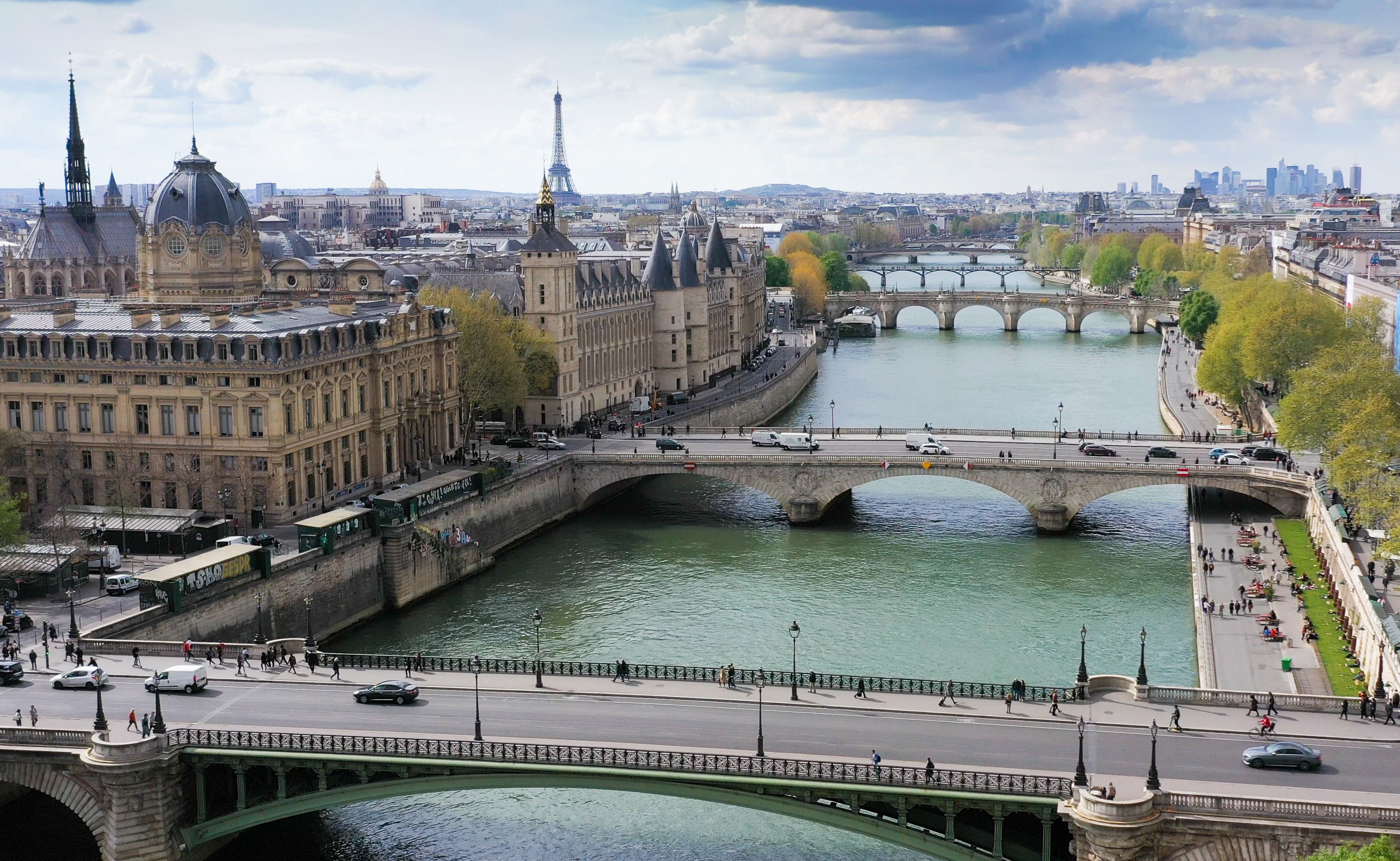 'One dead and another injured' in Paris attack near Eiffel Tower