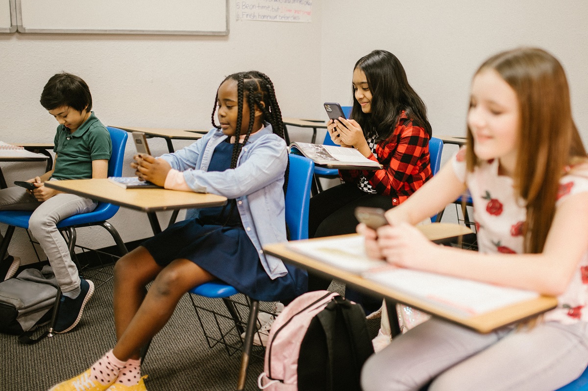 A UN report suggests a global ban on smartphones in schools.