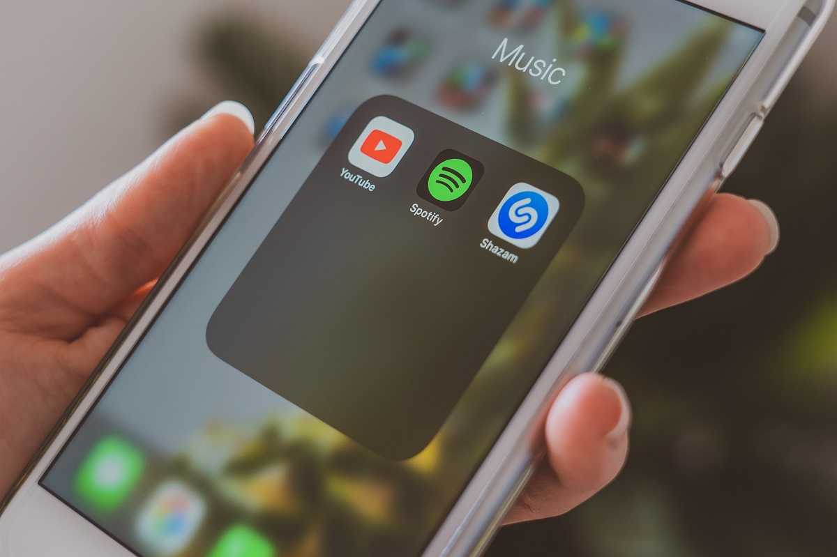 A YouTube test promises to identify songs by humming - a step up from Apple-owned Shazam.