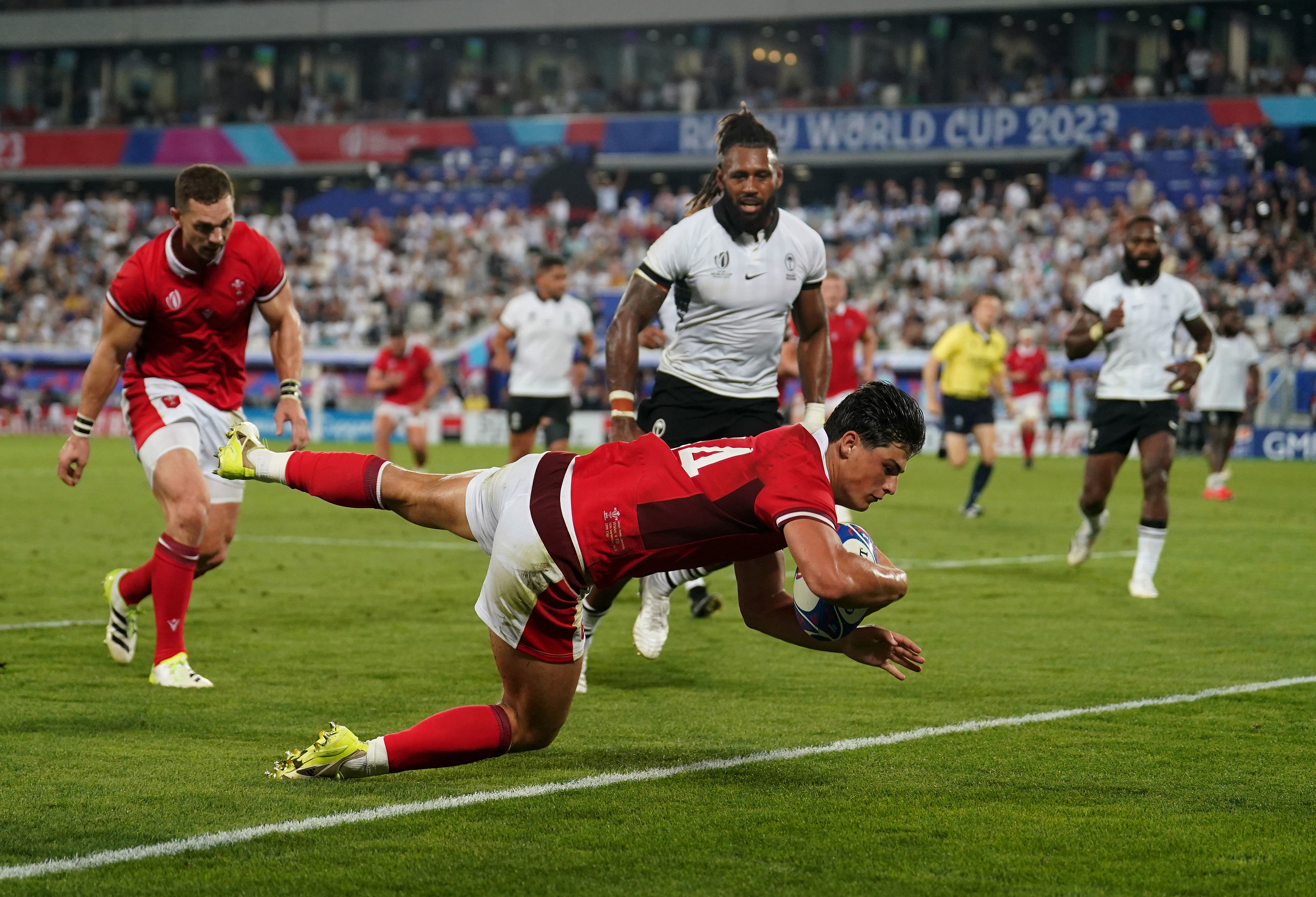 Wales survive huge Rugby World Cup test with bonus-point win over Fiji