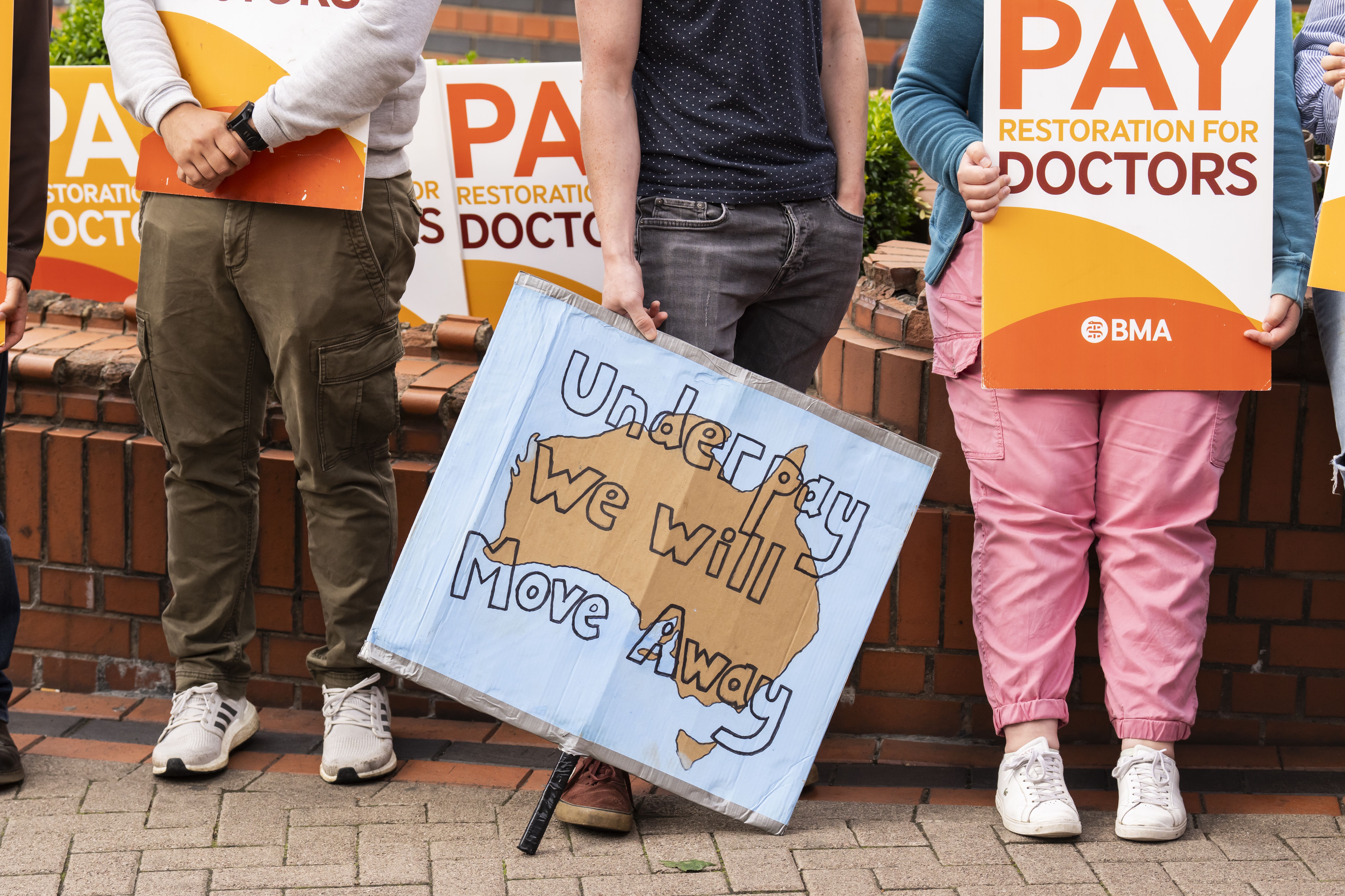 Thousands of NHS consultants strike again in row over pay