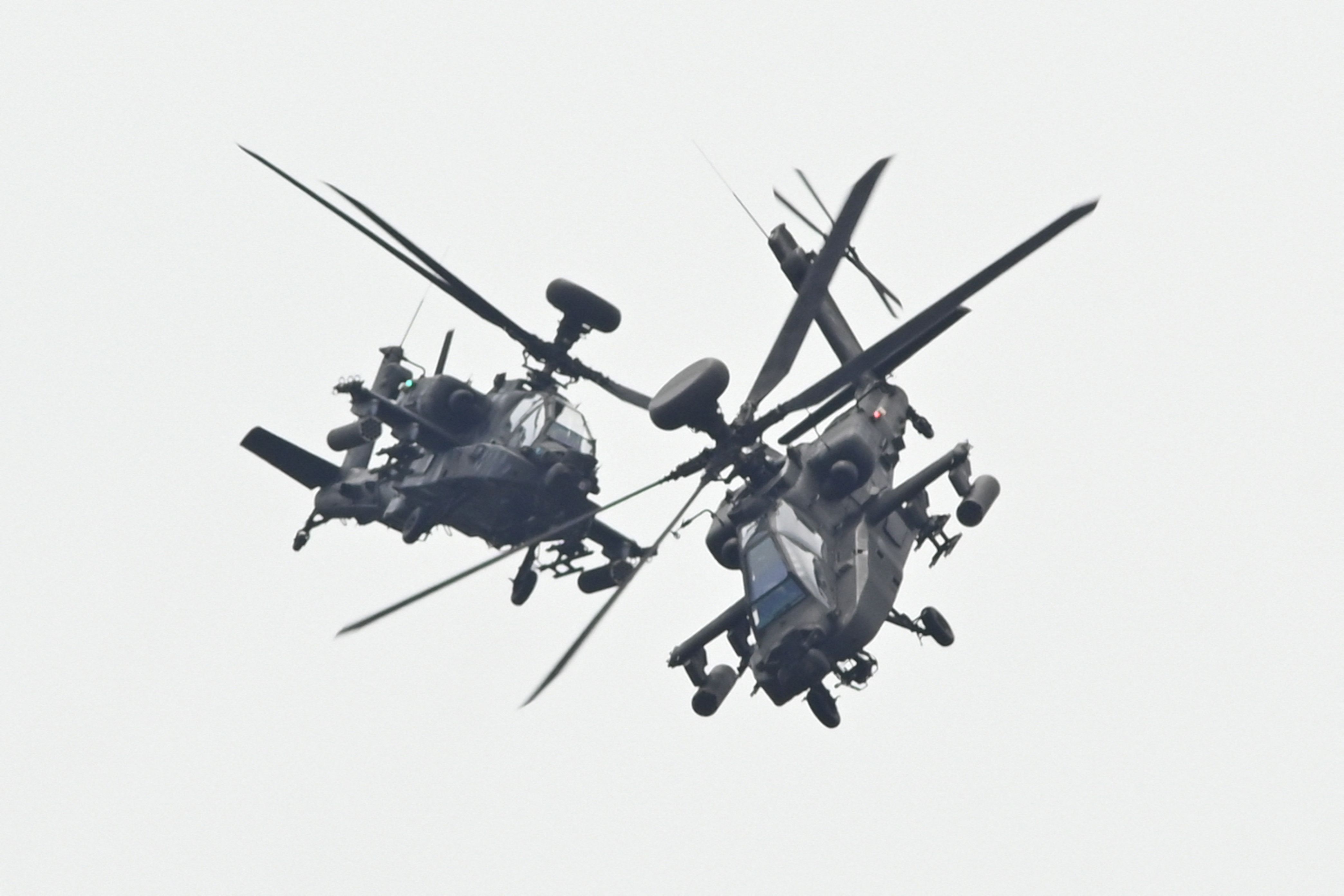 Apache helicopters and fighter jets 'target' Iran forces in battle for Hormuz Strait