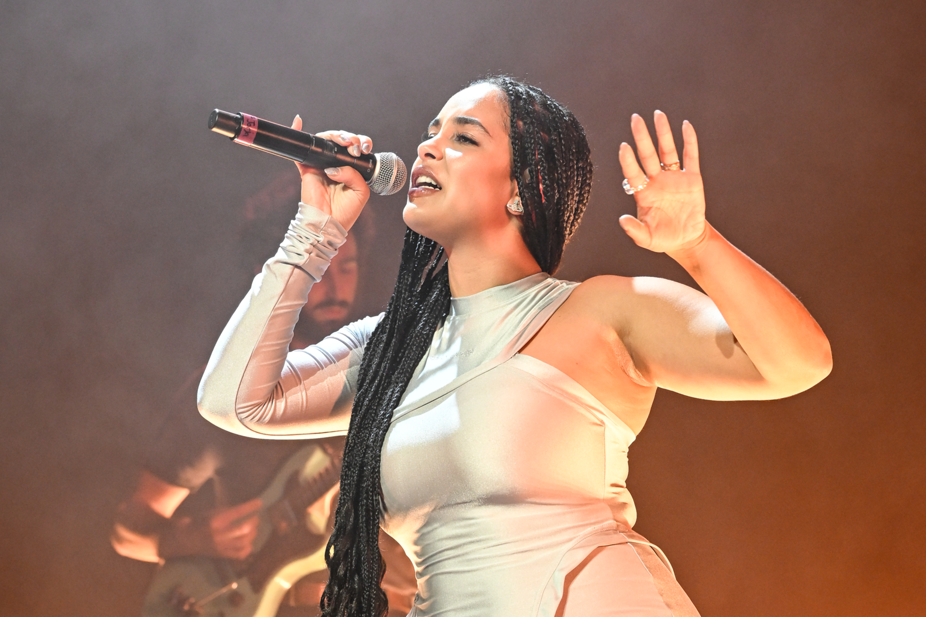 Jorja Smith - Falling or Flying:  a mature and diverse progression
