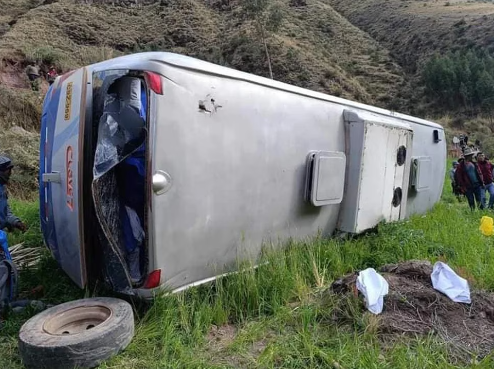 Cusco: 1 tourist killed and 30 injured in accident during trip to 7-color mountain