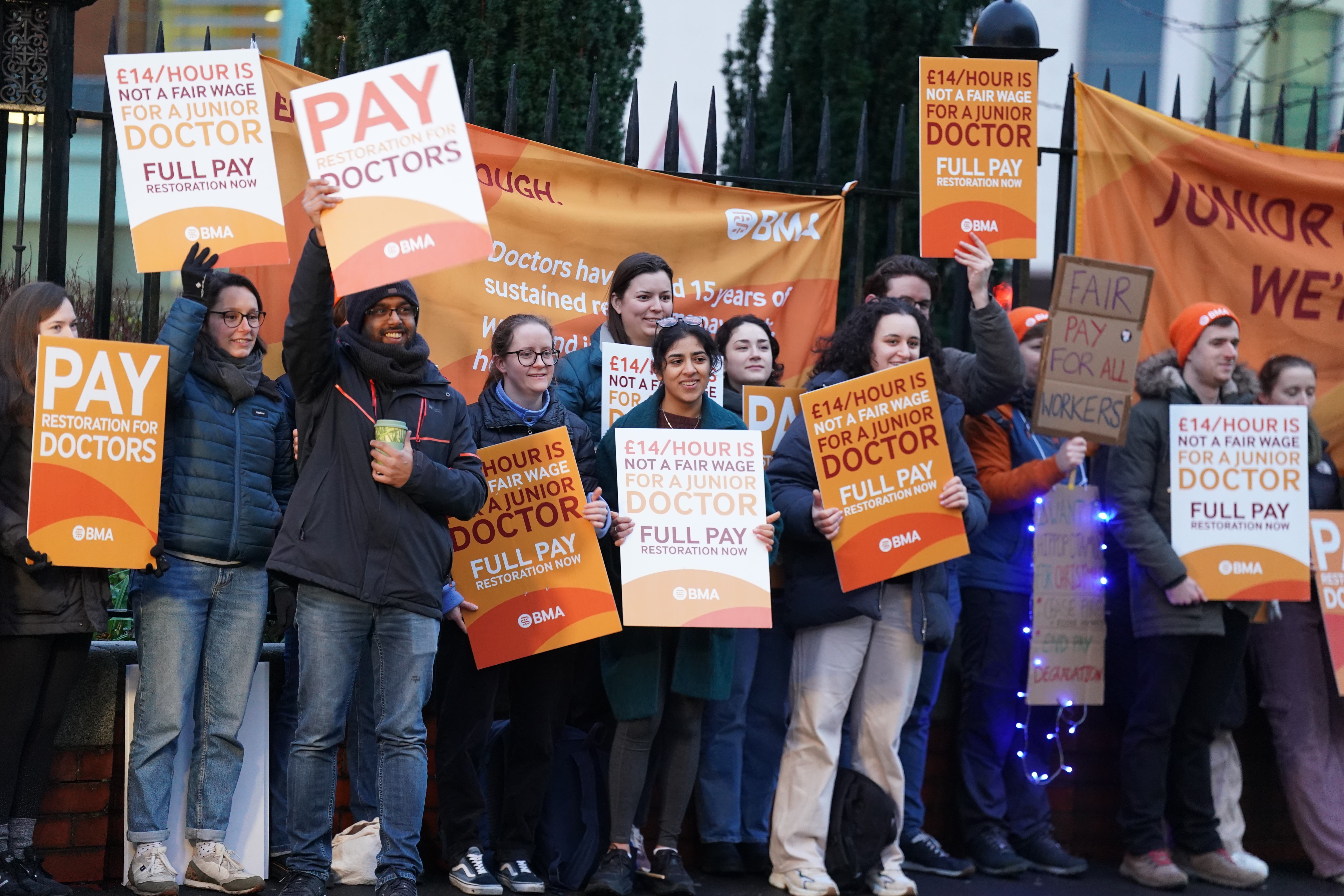 A number of hospitals call for doctors to return to work as strike continues