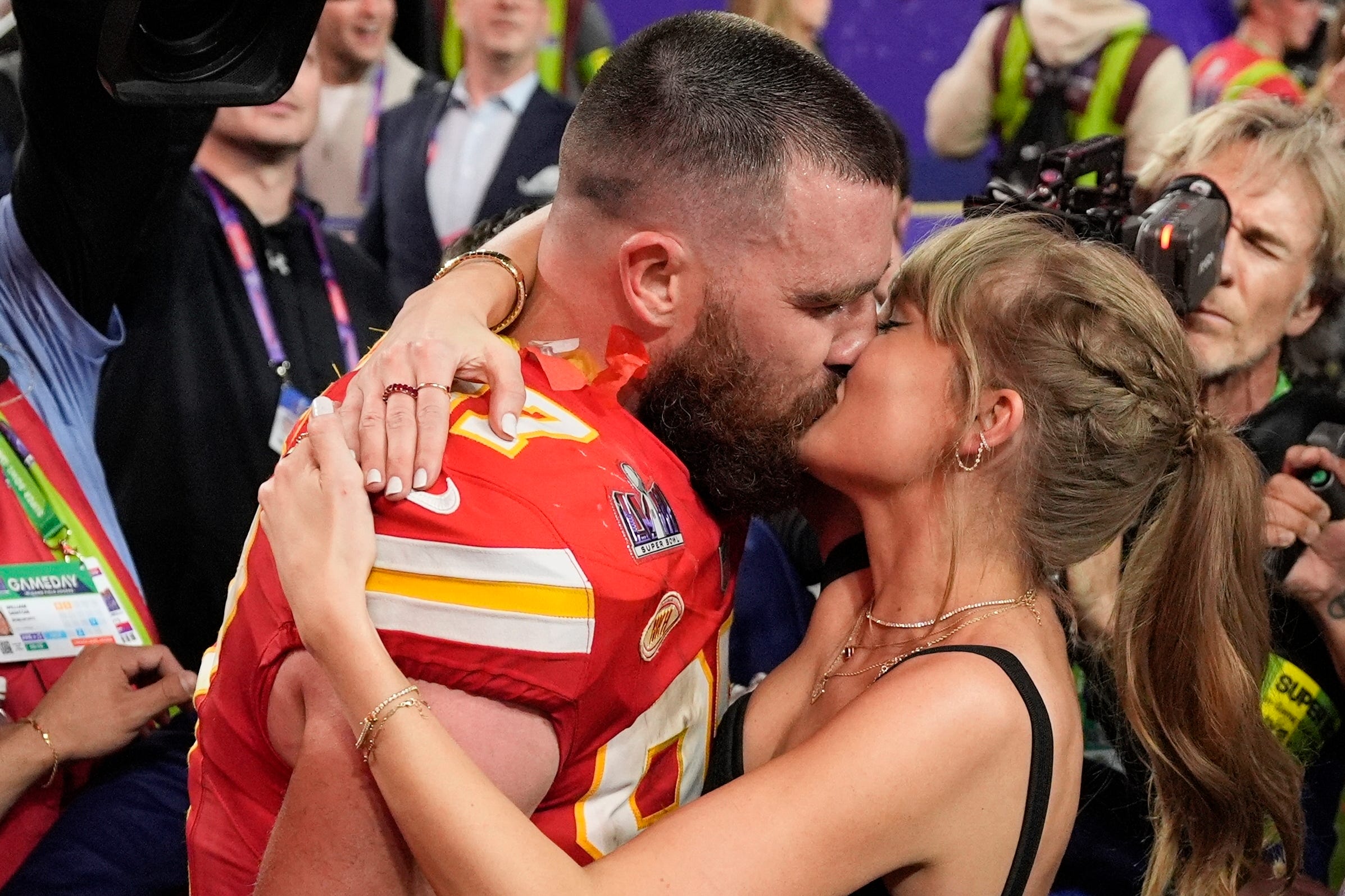Kansas City Chiefs tight end Travis Kelce kisses Taylor Swift 