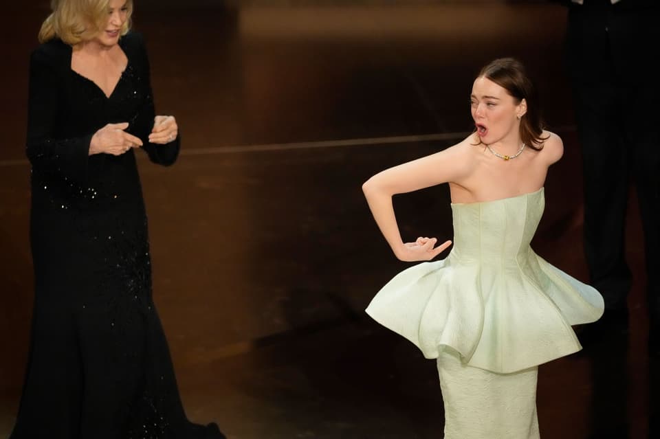 Emma Stone accepts her best actress Oscar with a broken dress