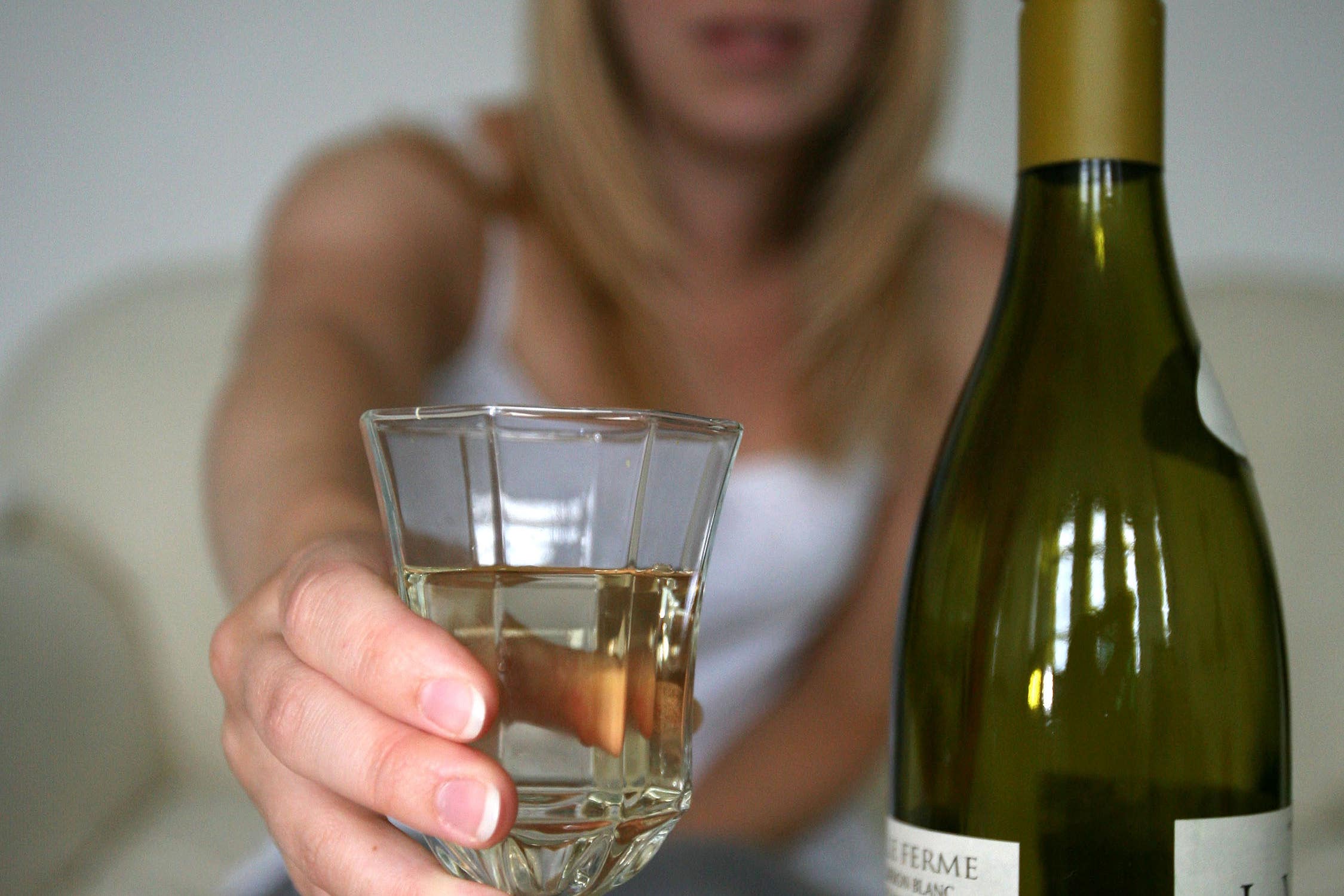 Drinking white wine and eating more fruit ‘could reduce risk of cardiac arrest’