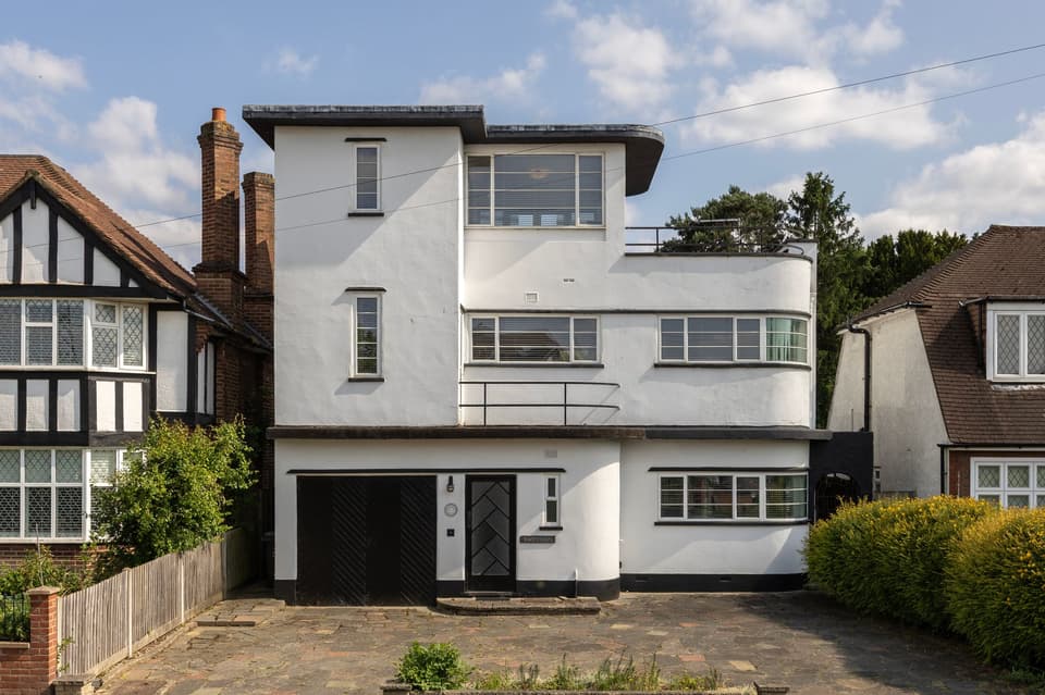Woodthorpe is thought to have been built in 1935 by the architect L. Norman Holt, according to Simon Pollock of London Suburbia