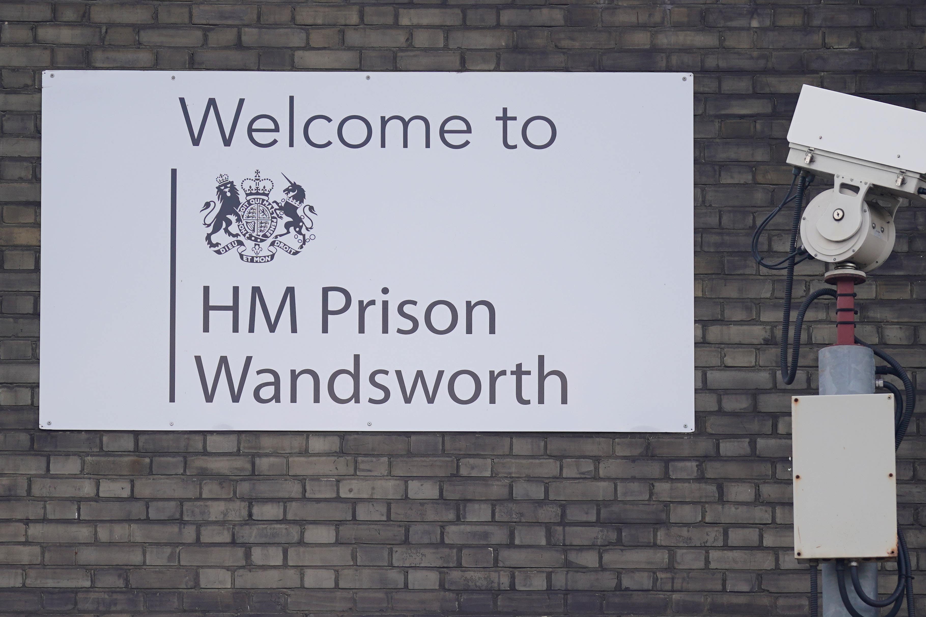 Prison governors in crisis talks as hunt continues for wrongly released inmates