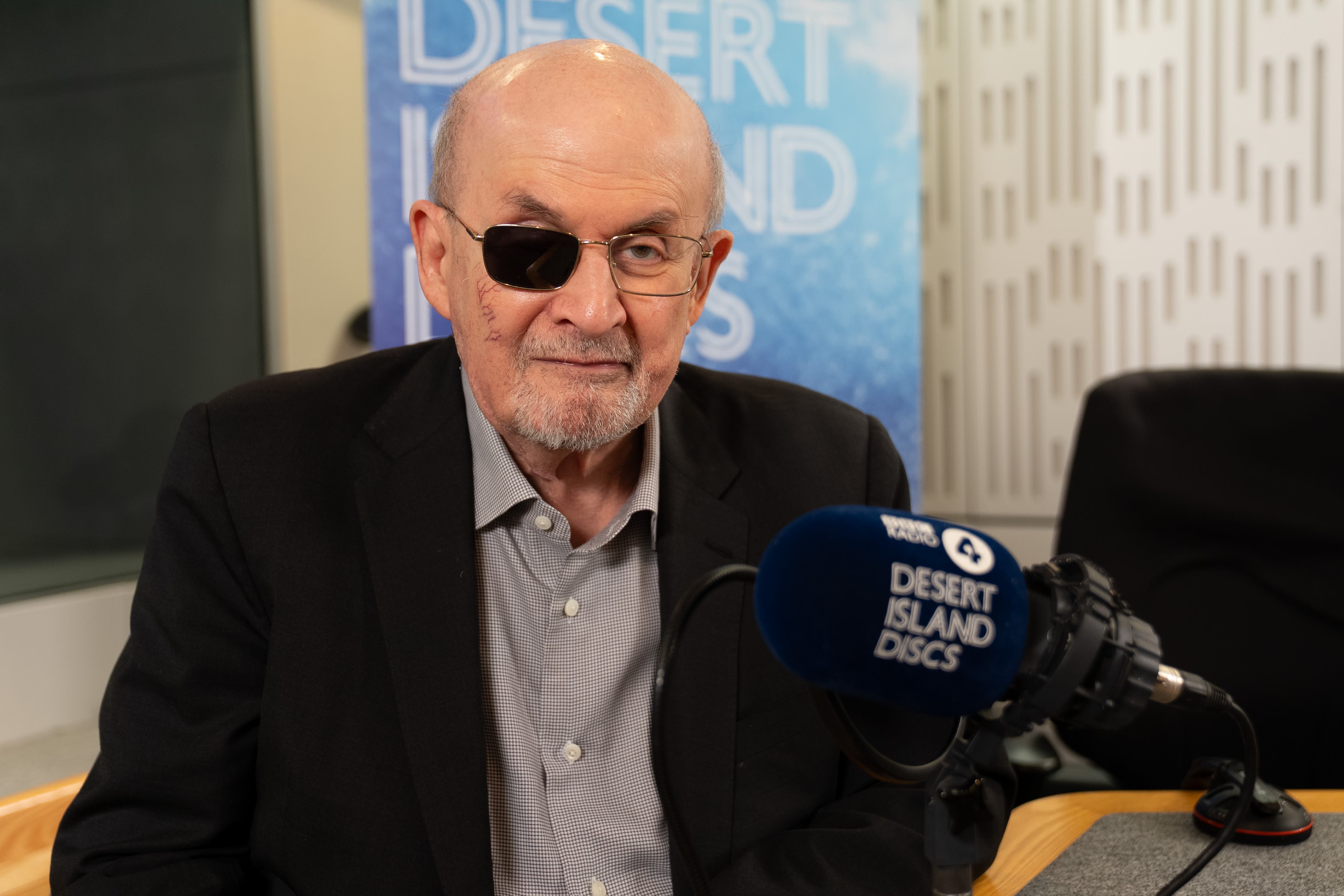Salman Rushdie joins backlash against Barbican over arts chief’s exit
